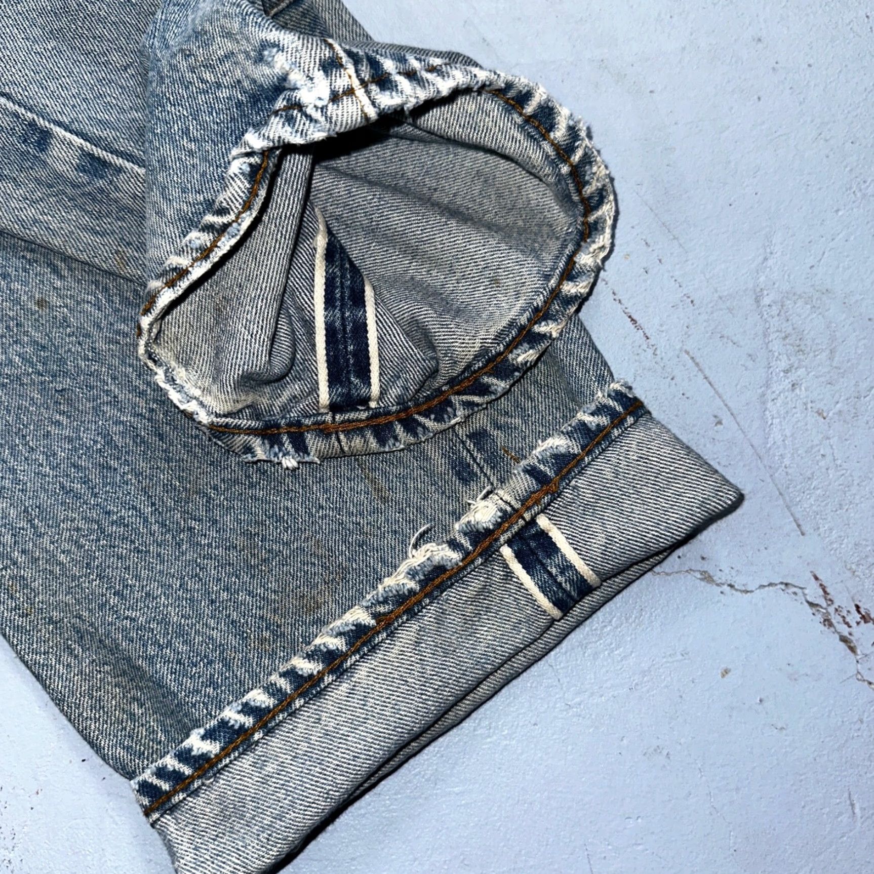 Levi's VINTAGE Levi's 501 Jeans 80s USA Redline Selvedge Thrashed 33x33 Act 31x30 Denim Blue Cotton Straight Mens Jeans 501 XX Size US 33 - 4 Thumbnail