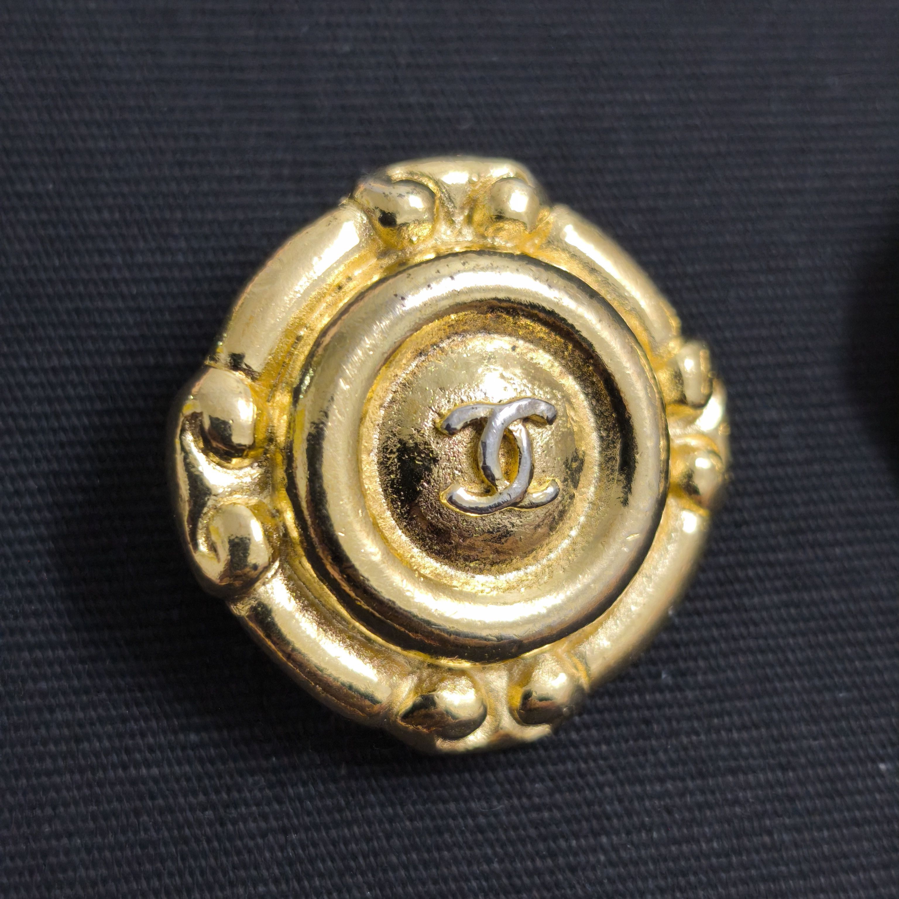 Chanel 70s - 80s Chanel CC Logo Button Clip on earrings Gold Plated Size ONE SIZE - 3 Thumbnail