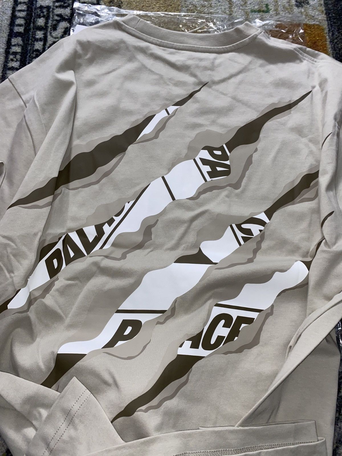 Palace Palace Ripped Tri Ferg T-Shirt Size US XL / EU 56 / 4 - 2 Thumbnail