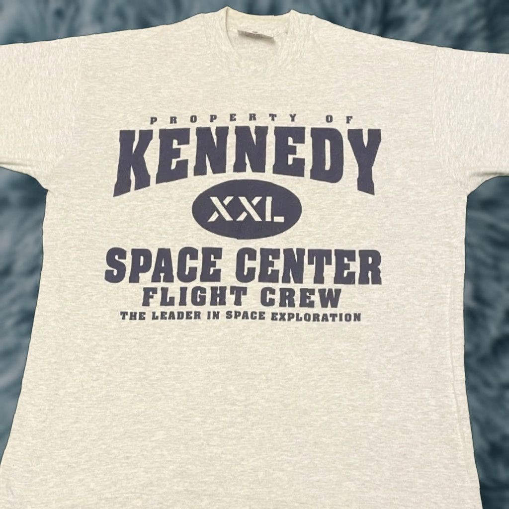 Vintage VINTAGE Kennedy Space Center Flight Crew Exploration VTG Shirt Mens Size L Gray 90s Flight Crew Space Men L Size US L / EU 52-54 / 3 - 1 Thumbnail
