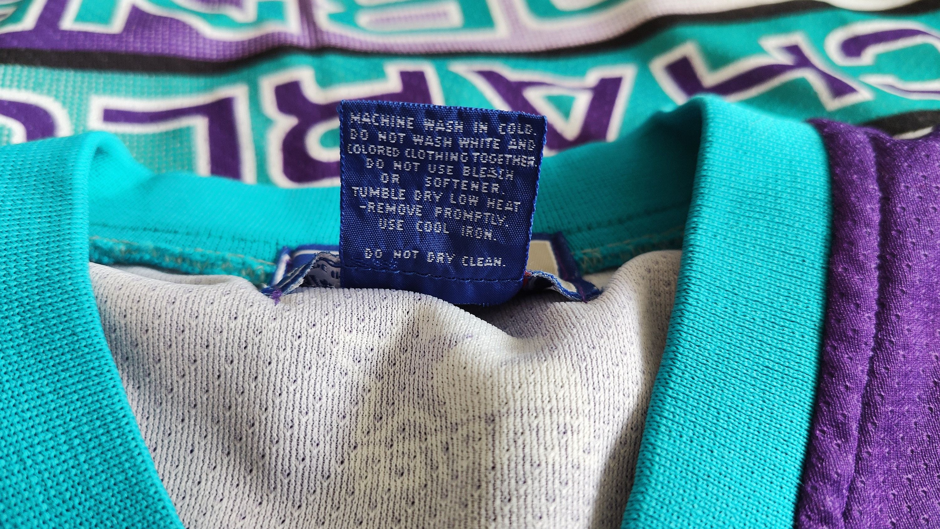 Starter RARE Charlotte Hornets Starter Vintage 90s Full Print Jersey Size US L / EU 52-54 / 3 - 9 Thumbnail