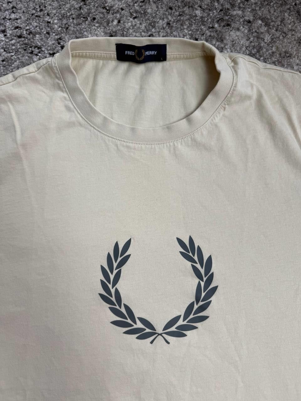 Fred Perry Fred Perry Laurel Wreath Graphic T-Shirt Beige Size L Size US L / EU 52-54 / 3 - 10 Thumbnail