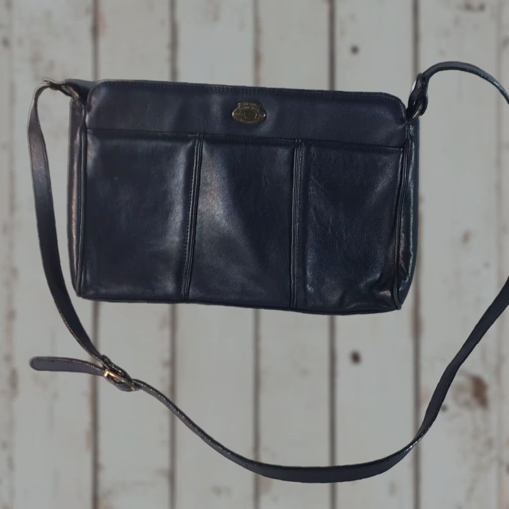Etienne Aigner VINTAGE Etienne Aigner Navy Leather Shoulder Bag Medium Adjustable Strap Business Casual Travel Womens Size ONE SIZE - 1 Thumbnail