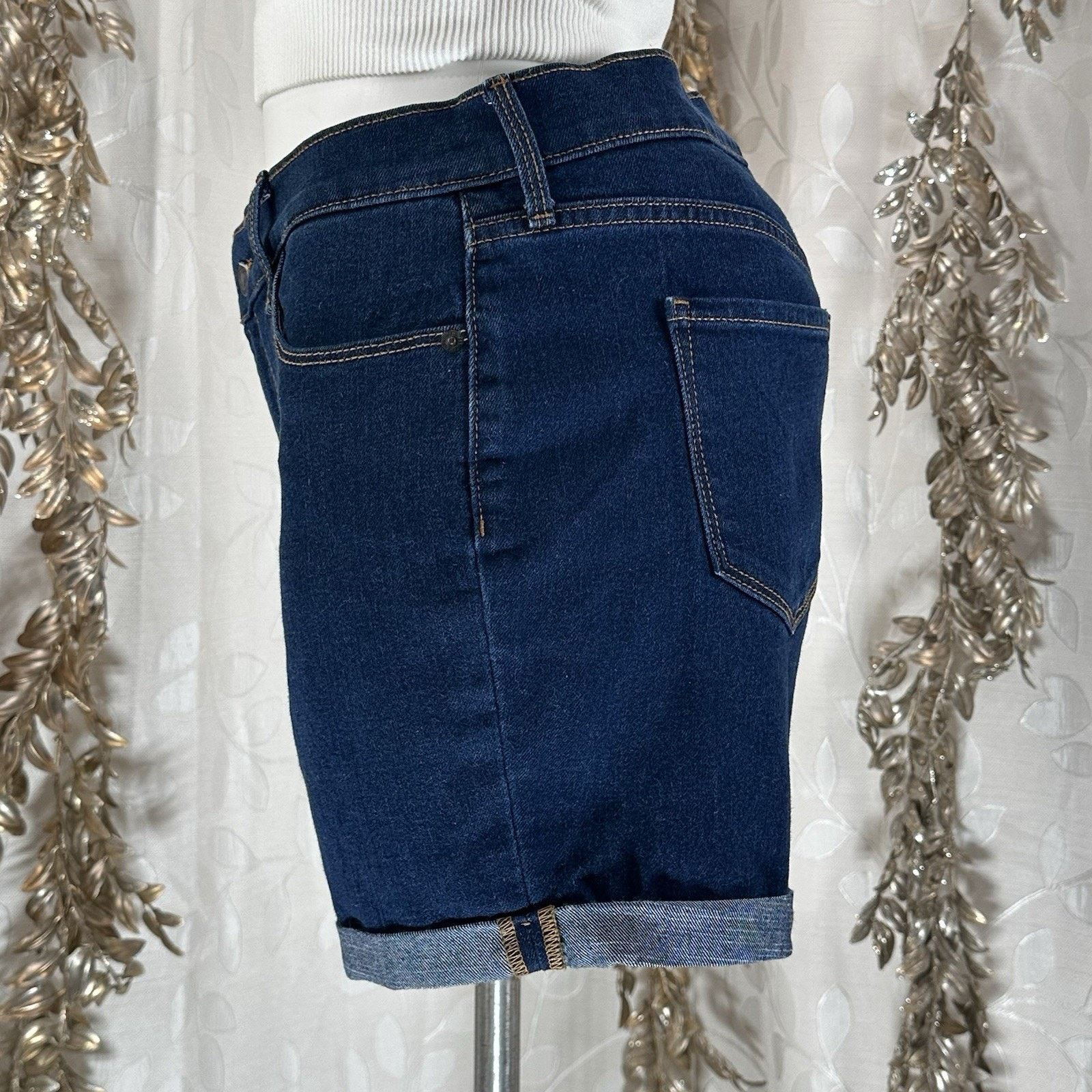 Old Navy Old Navy Slim Midi Denim Shorts Size 8 Dark Rinse Cuffed Size 30" / US 8 / IT 44 - 2 Thumbnail