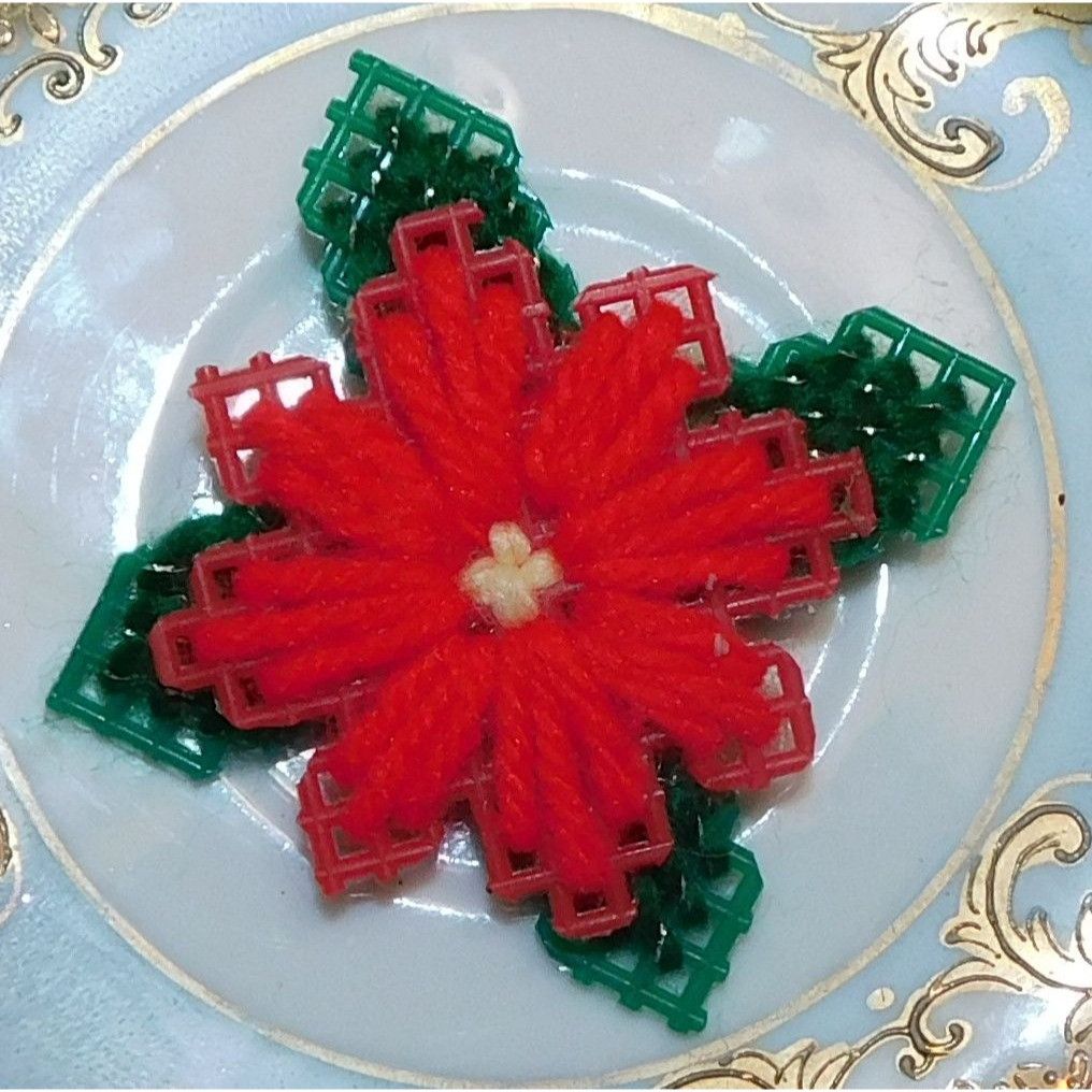 Handmade Handmade Poinsettia Brooch Yarn Woven Plastic Mesh Size ONE SIZE - 1 Thumbnail