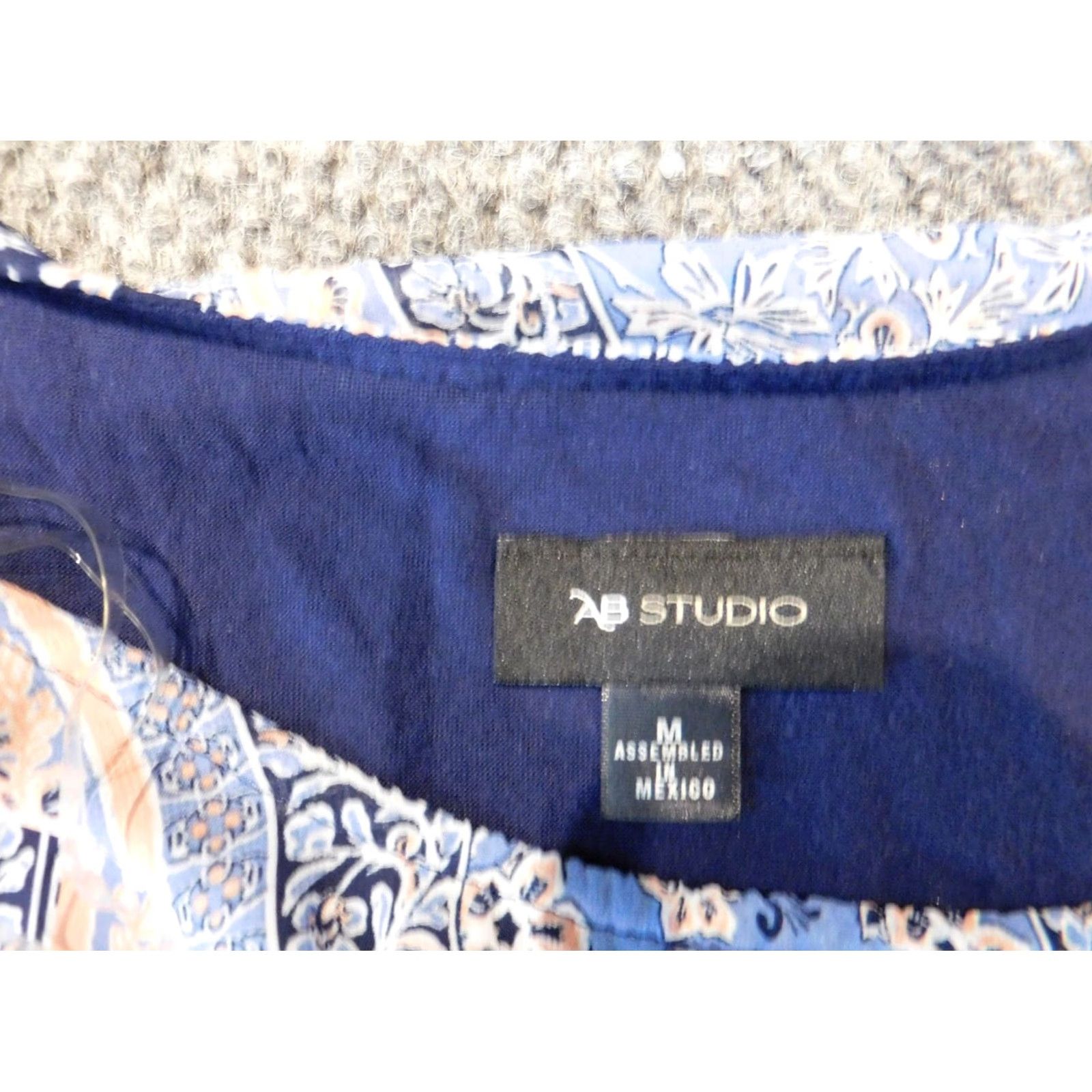 Vintage AB Studio Women Blouse M Blue Floral Short Sleeve Dolman Pullover Button Collared Polyester Stretch Regular Vneck? Size M / US 6-8 / IT 42-44 - 6 Thumbnail