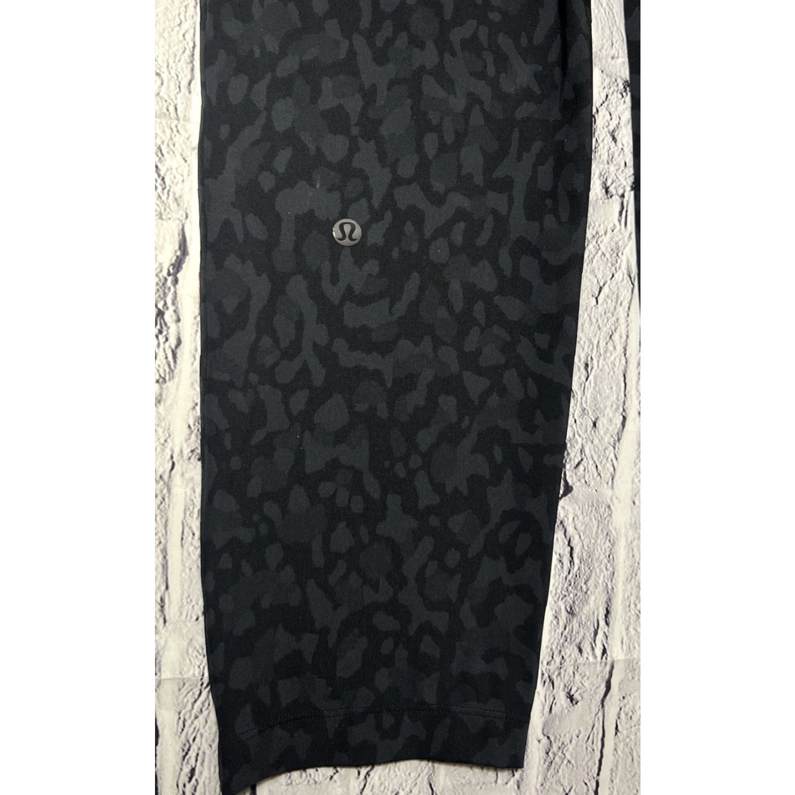 Lululemon Lululemon On The Fly 7/8 Leopard Print Pants Ladies 4 Cropped Black Leopard Animals 27 in Inseam Womens Size 27" / US 4 / IT 40 - 5 Thumbnail