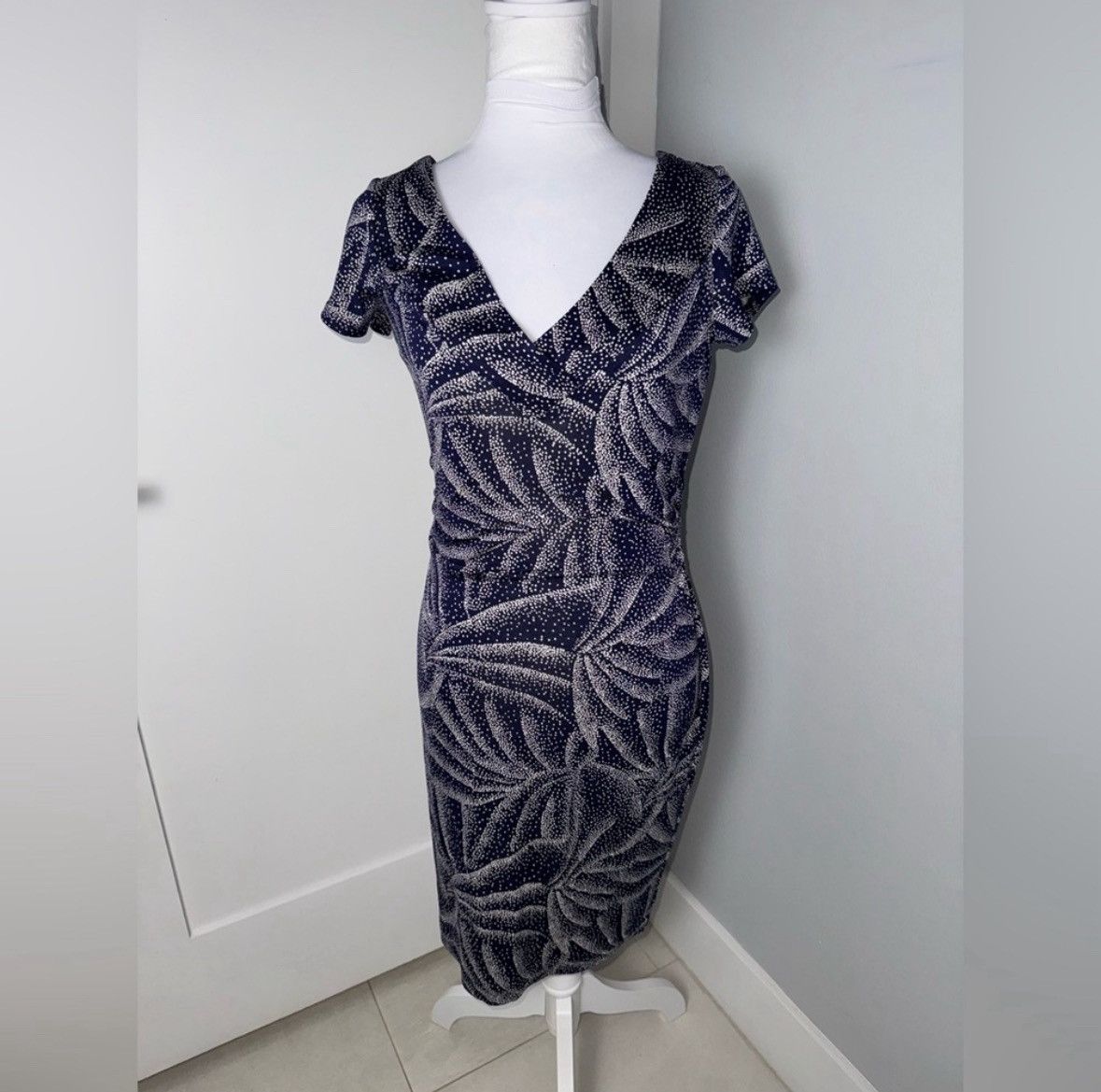 Diane von Furstenberg Diane Von Furstenberg Navy Palm Leaf Bodycon Dress/Size 6 Size M / US 6-8 / IT 42-44 - 2 Thumbnail