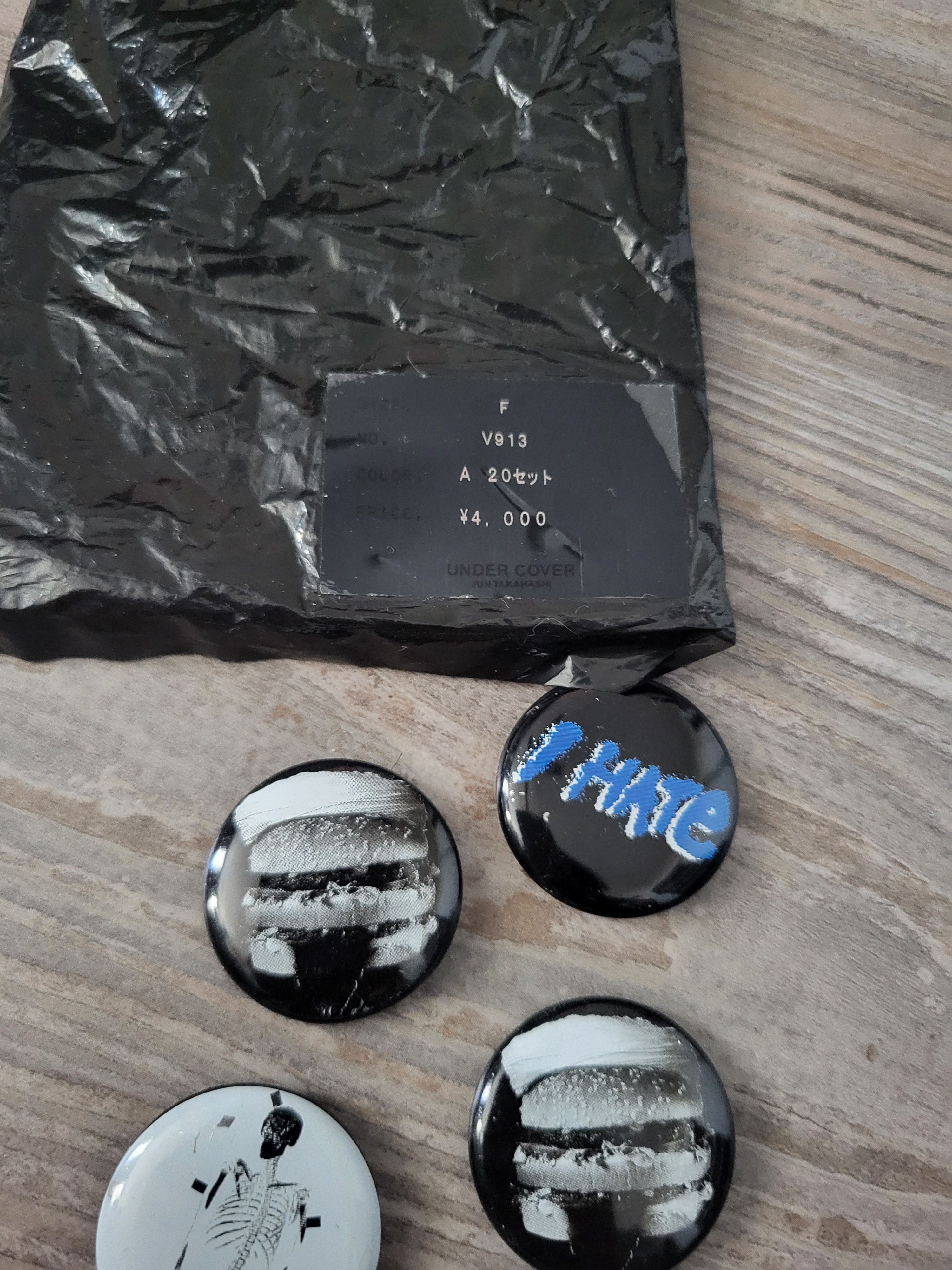 Undercover Undercover AW03 10 Button Pin Set Paper Doll Size ONE SIZE - 3 Thumbnail