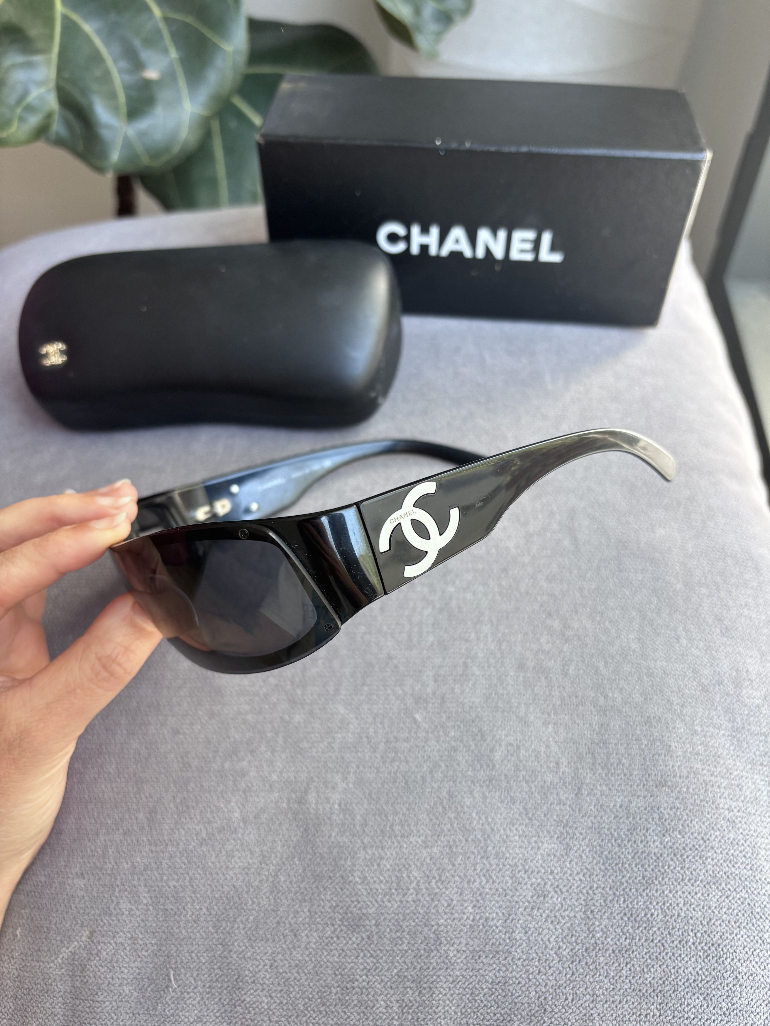 Chanel sunglasses with mother of pearl Pre-loved Chanel CC Mother of Pearl Sunglasses - £250 main image 3