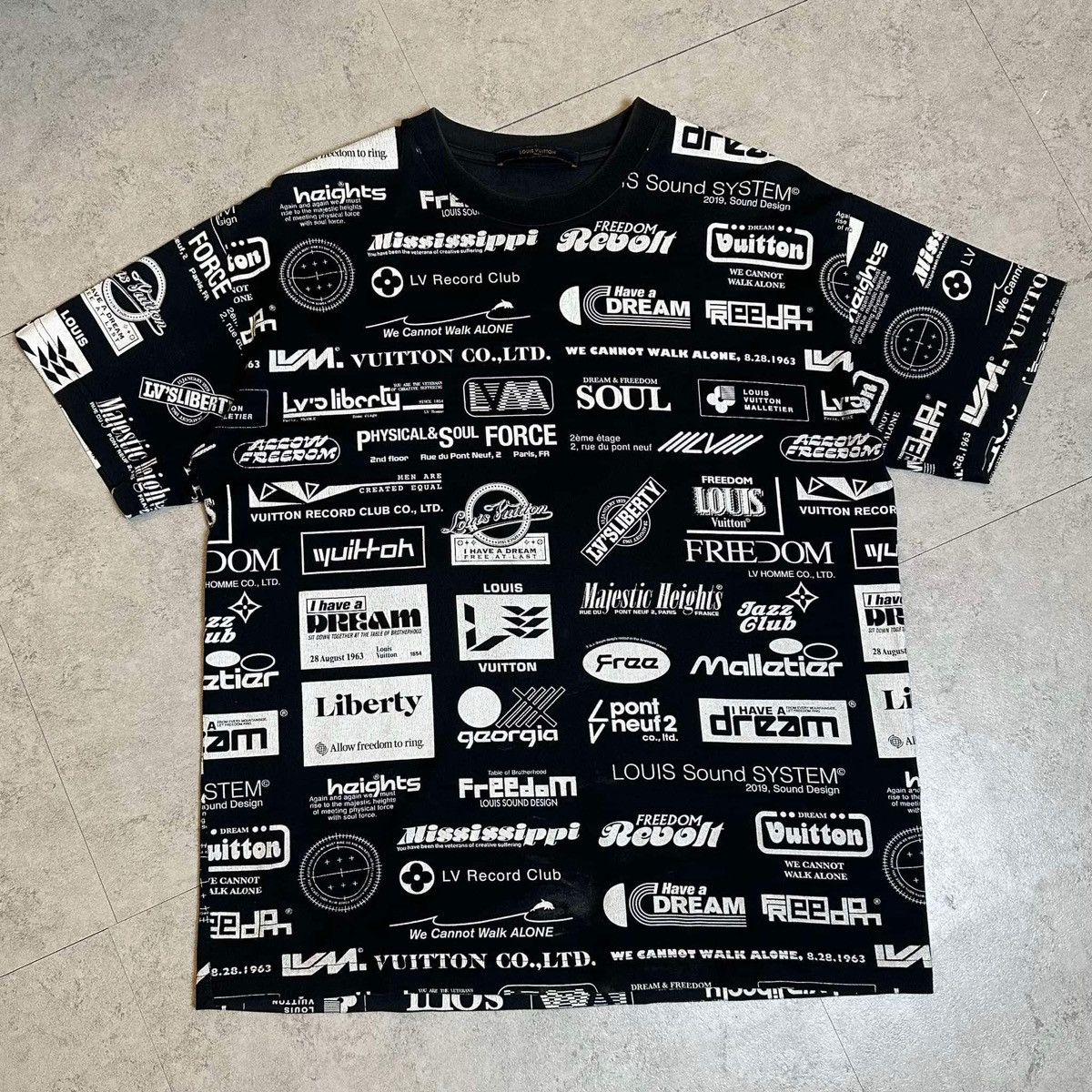Louis Vuitton LOUIS VUITTON FULL LOGO T SHIRT Size US S / EU 44-46 / 1 - 1 Thumbnail