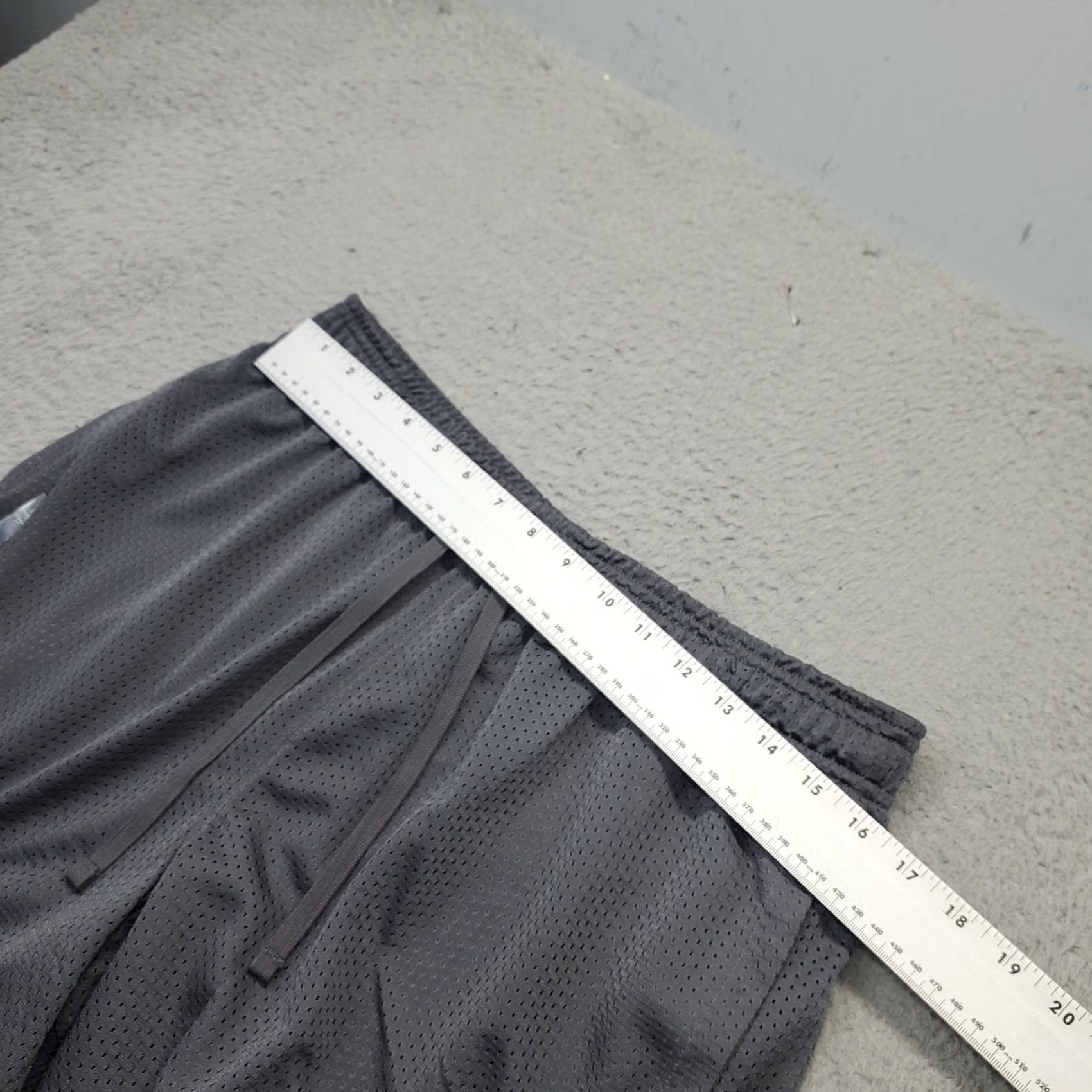 Under Armour Under Armour UA Icon Shorts Men L Gray Lightweight Timberwolf Sweat-Wicking Sports Athletic Shirt? Size US 33 - 3 Thumbnail