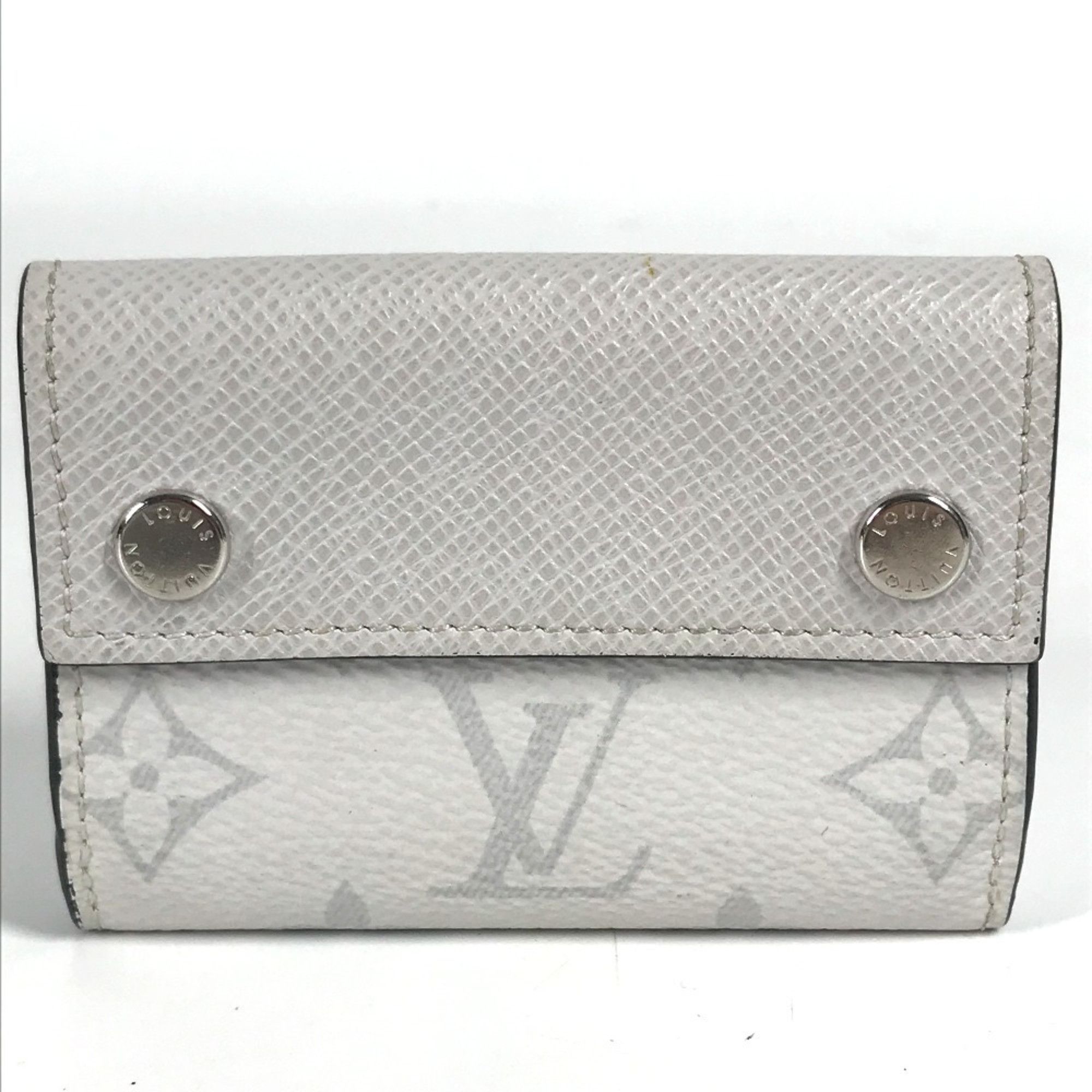 Louis Vuitton LOUIS VUITTON M67621 Taiga Rama Discovery Compact Wallet, a tri-fold wallet in leather and Monogram canvas, unisex, Blanc white. Size ONE SIZE - 1 Thumbnail