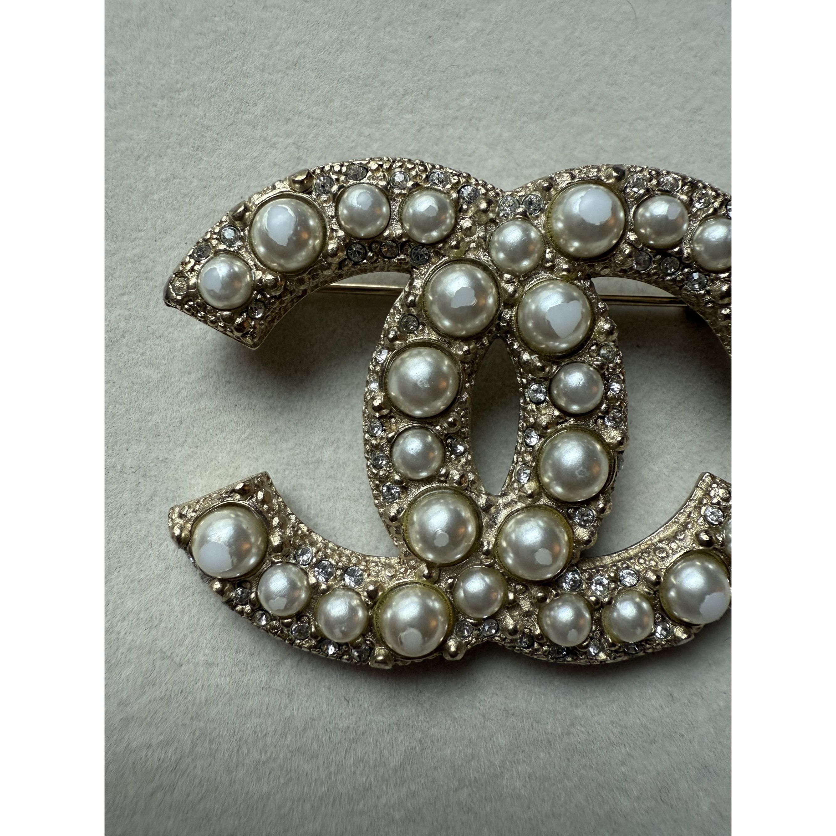 Chanel Chanel Gold-Tone CC Logo Brooch With Faux Pearls & Crystals Size ONE SIZE - 13 Thumbnail