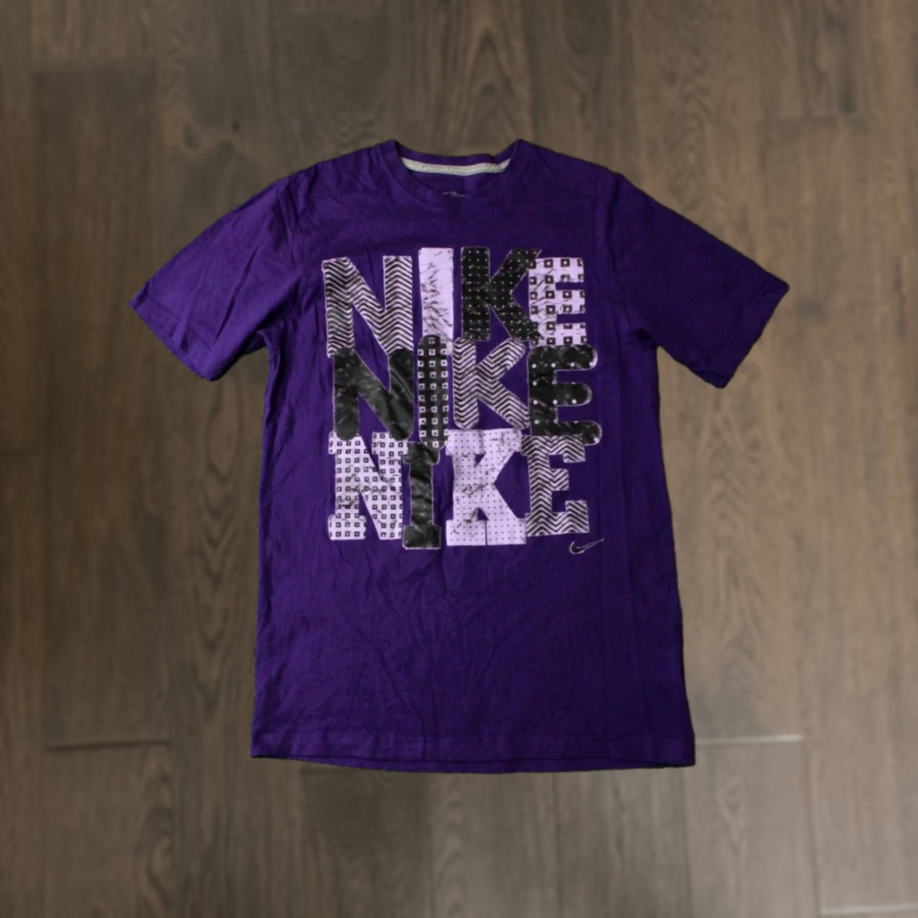 Nike NIKE 2012 MEN CASUAL SHORT SLEEVE SHIRT T-SHIRT JERSEY SIZE S SMALL VIOLET Size US S / EU 44-46 / 1 - 1 Thumbnail