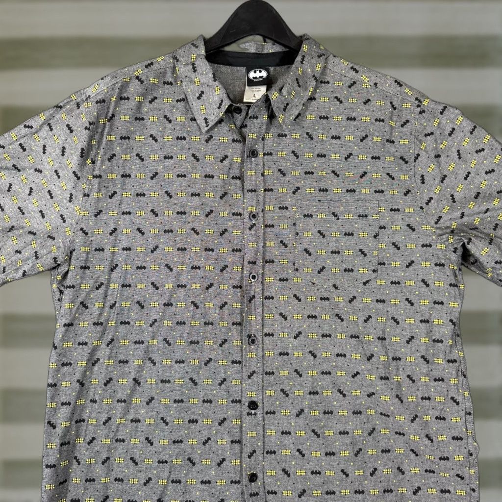 Vintage Batman Button-Up Camp Shirt Mens L Gray All Over Print Short Sleeve Pocket Shirt Size US L / EU 52-54 / 3 - 1 Thumbnail