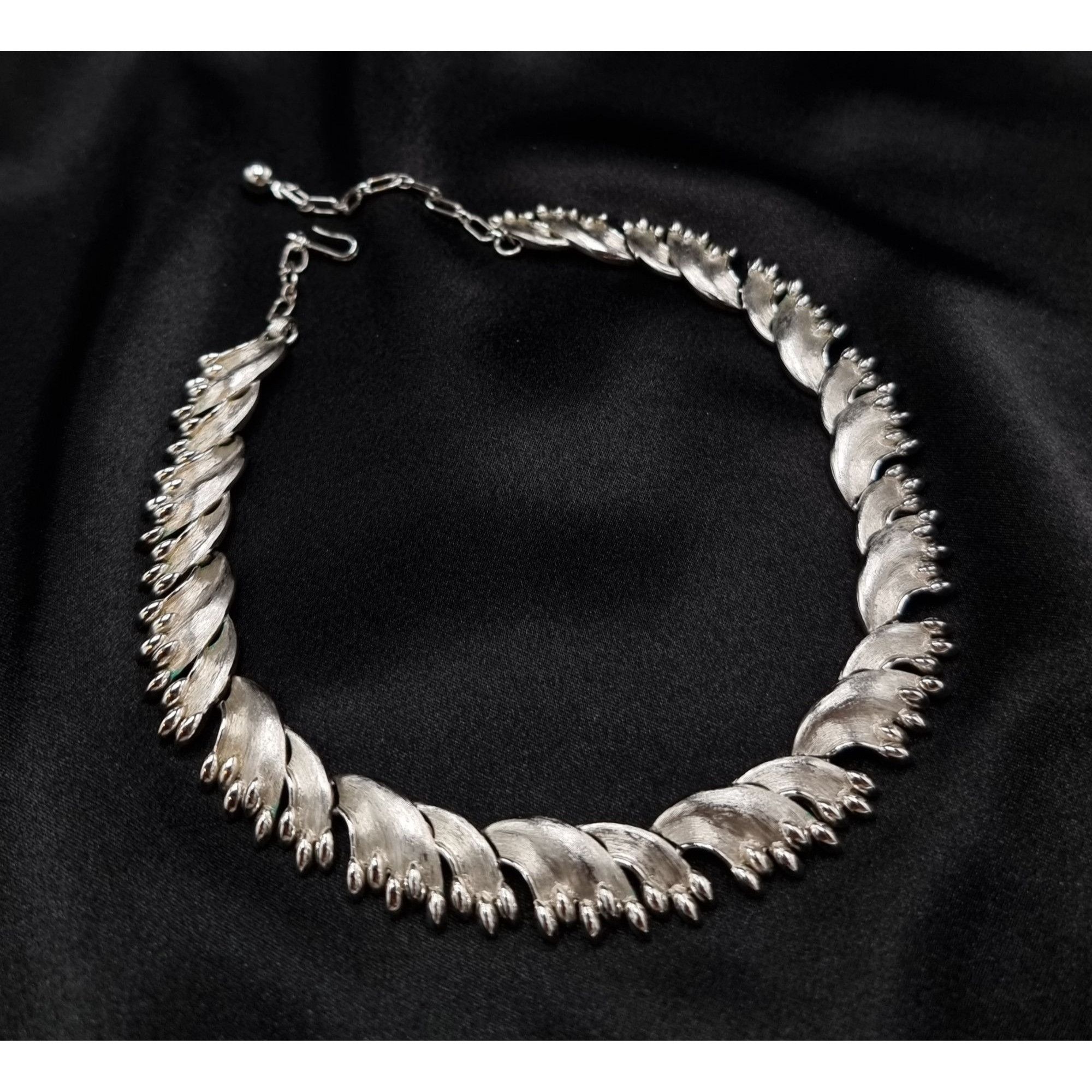Vintage Vintage 1960's TRIFARI Signed Silver-Tone Leaf Necklace Size ONE SIZE - 1 Thumbnail