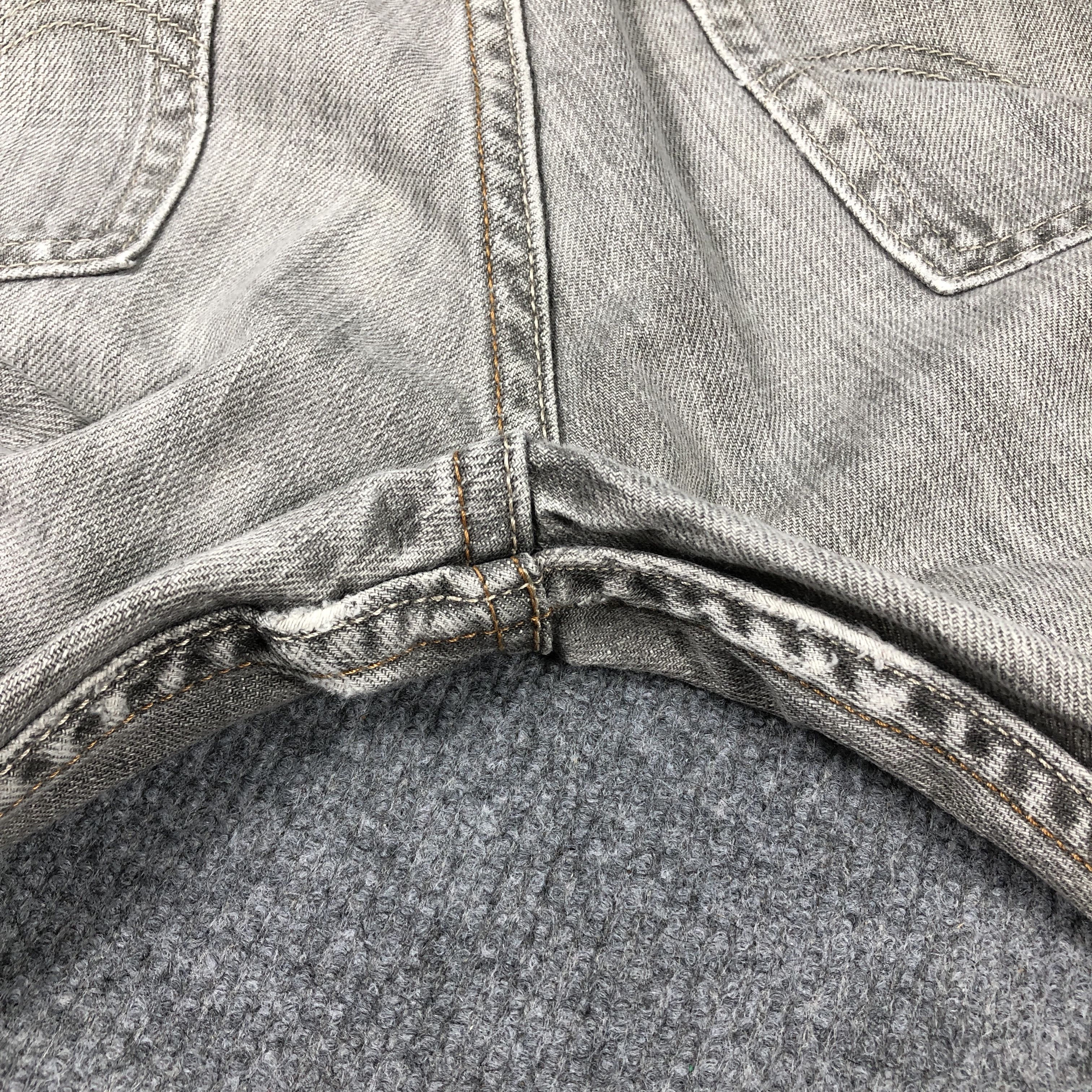 Vintage Levis 514 Slim Straight Jeans L710