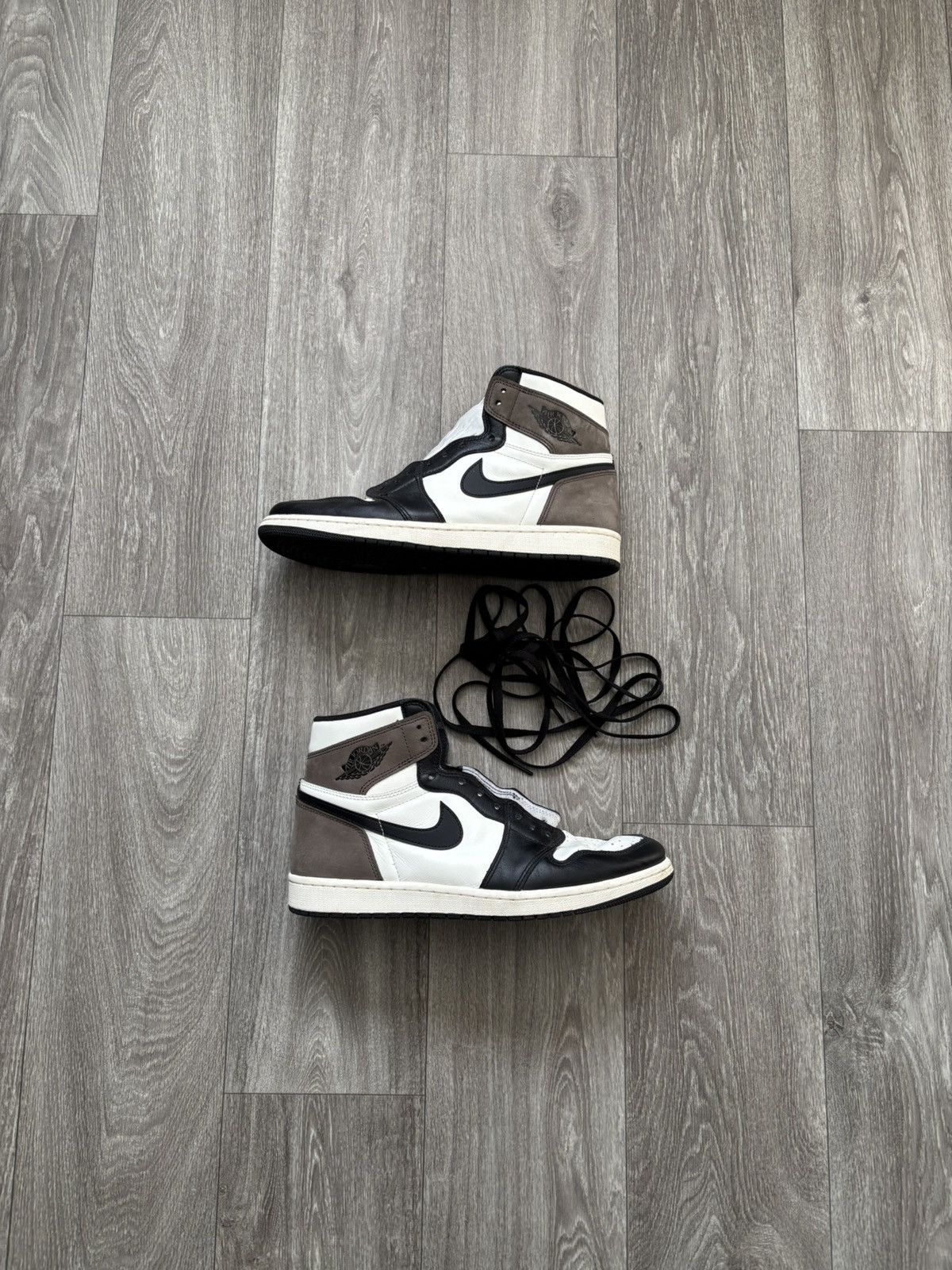 Jordan Brand Air Jordan 1 Retro High OG “Dark Mocha” Size US 12 / EU 45 - 1 Thumbnail