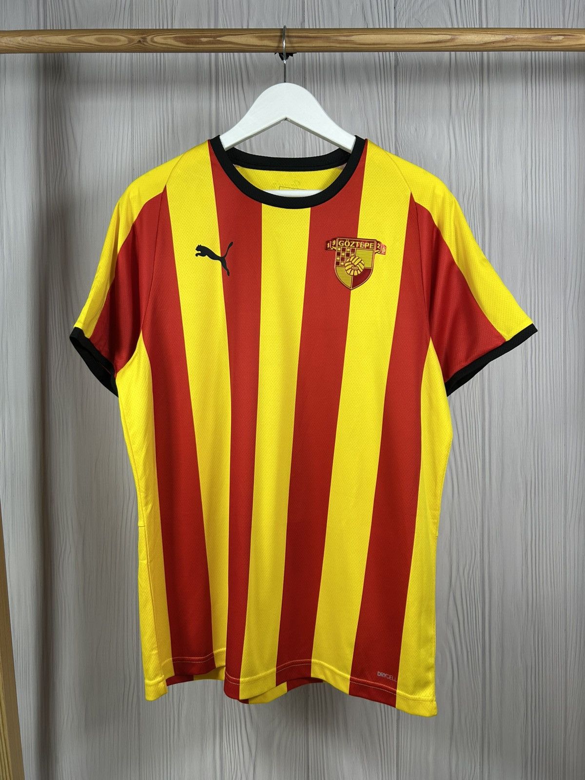 Puma Puma Goztepe Home 2019/20 Football Shirt Soccer Jersey Sz L Size US L / EU 52-54 / 3 - 1 Thumbnail