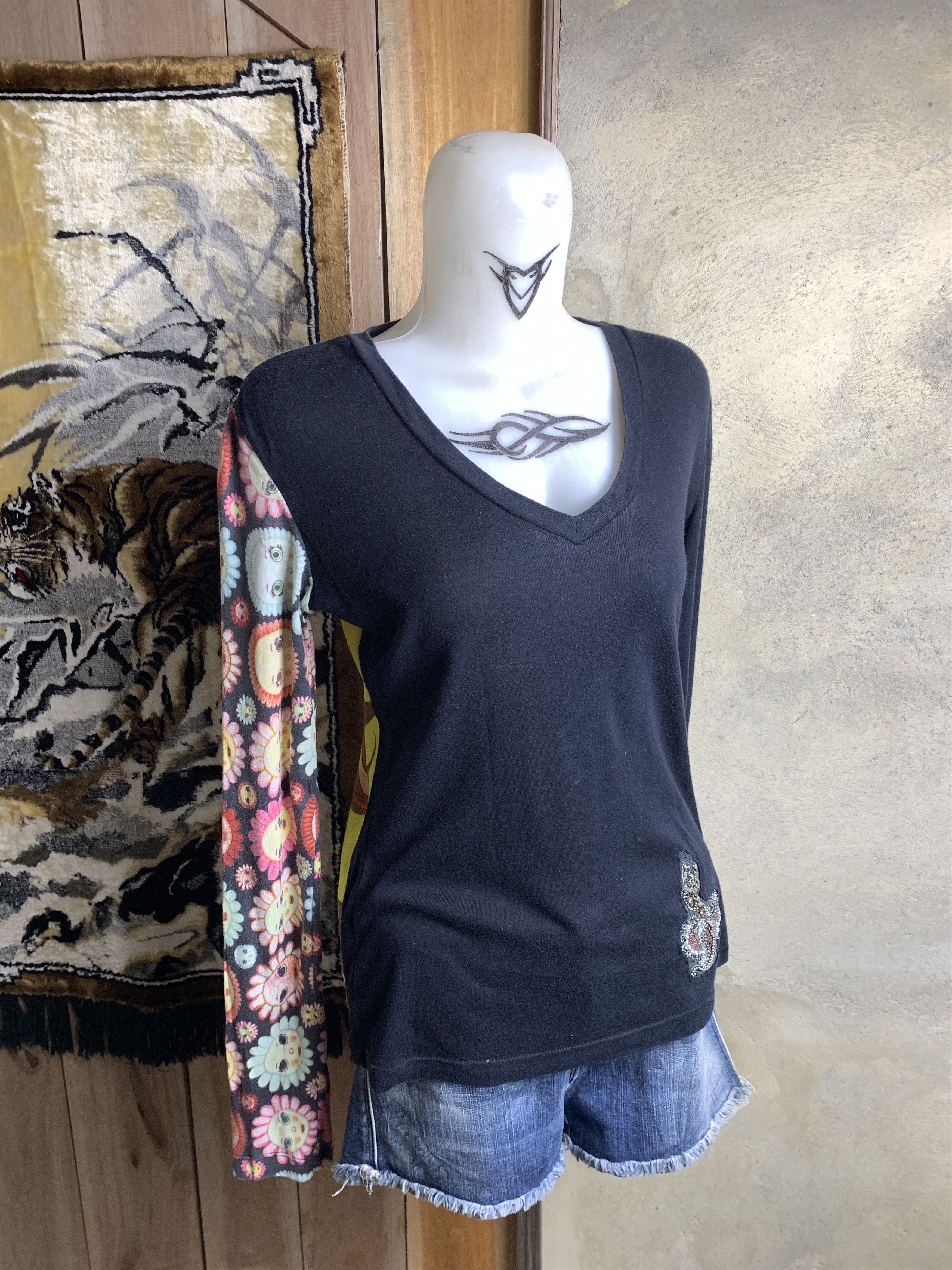 Japanese Brand 2000s Multi Art Gorl Graphic V-neck Longsleeve Tee (M) Size M / US 6-8 / IT 42-44 - 3 Thumbnail