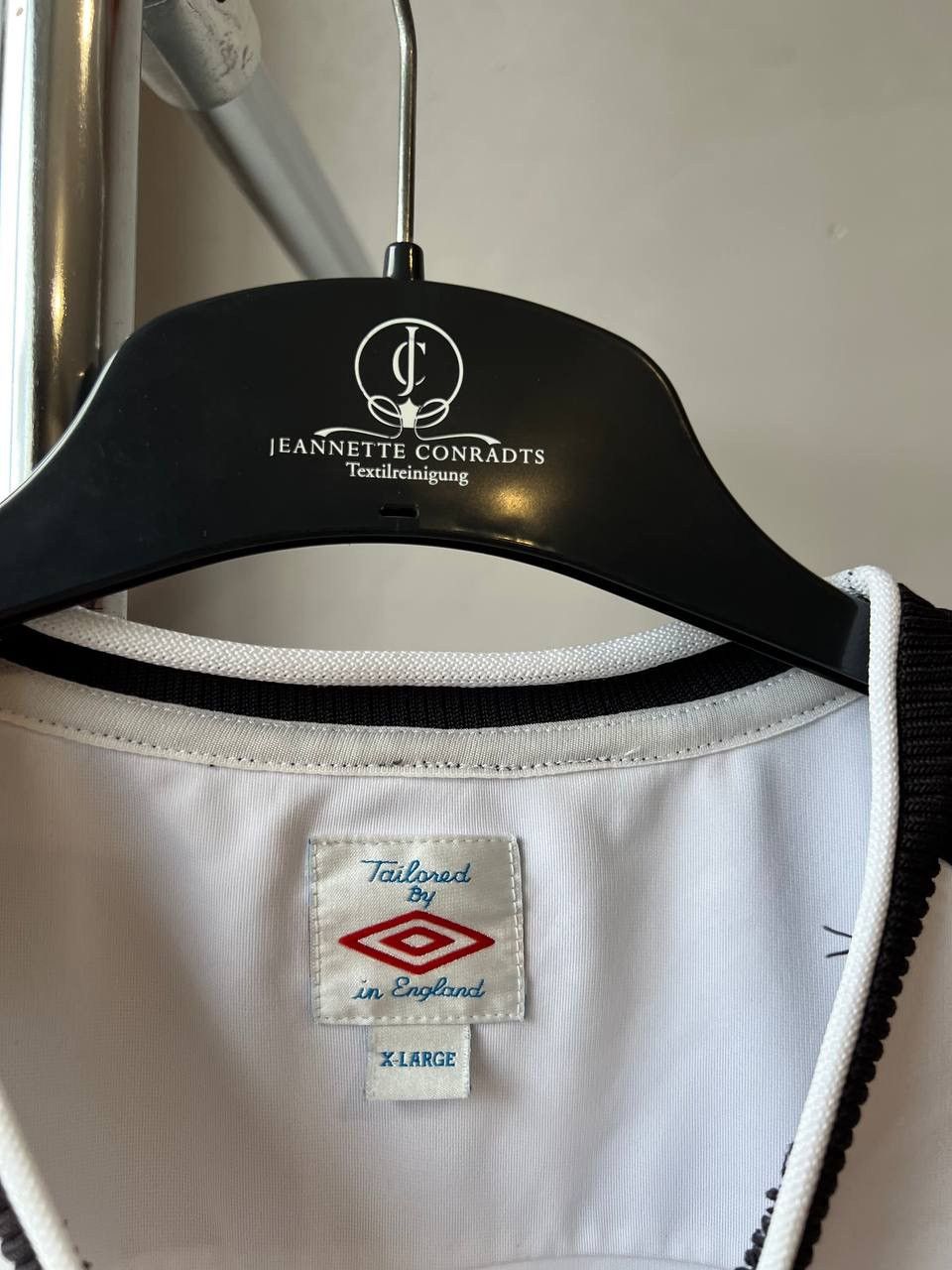 Umbro 2009/10 ENGLAND TEAM TRAINING SOCCER FOOTBALL JERSEY VEST XL Size US XL / EU 56 / 4 - 6 Thumbnail
