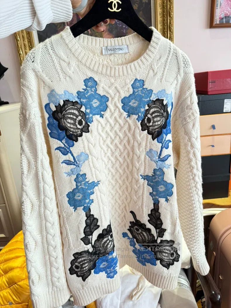 Louis Vuitton Valentino Age-reducing sweater Size M / US 6-8 / IT 42-44 - 1 Thumbnail
