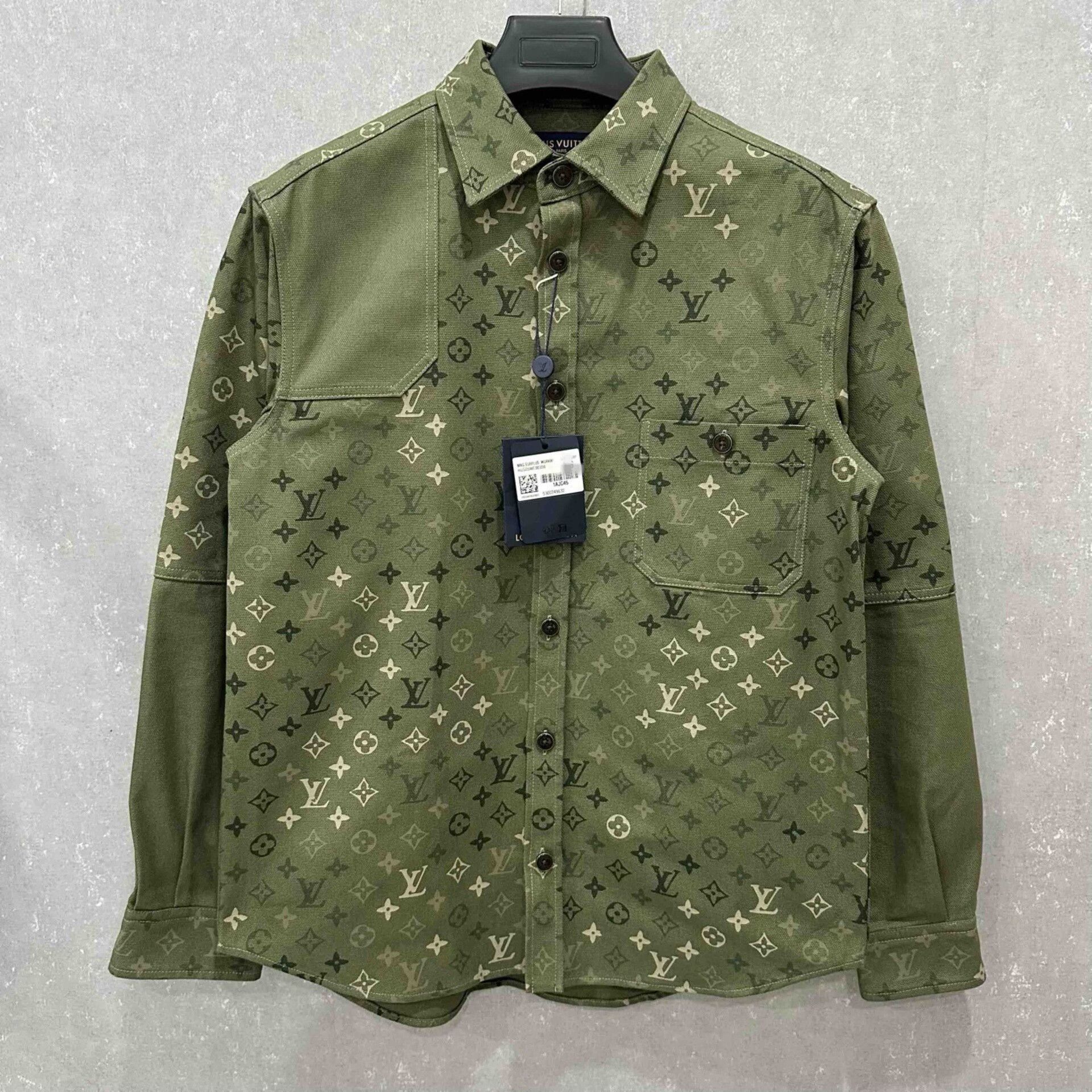Louis Vuitton louis vuitton logo gradient shirt in green Size US XL / EU 56 / 4 - 1 Thumbnail