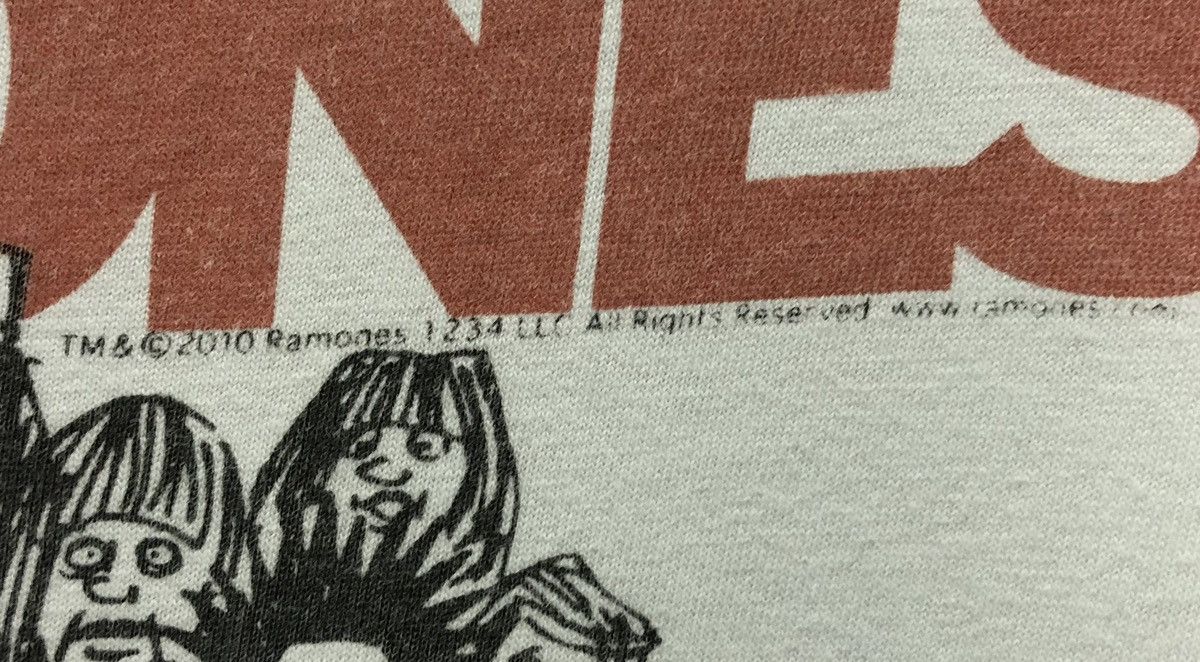 Band Tees Vintage 2010 Band Ramones We're Happy Family Shirt Size US L / EU 52-54 / 3 - 4 Thumbnail