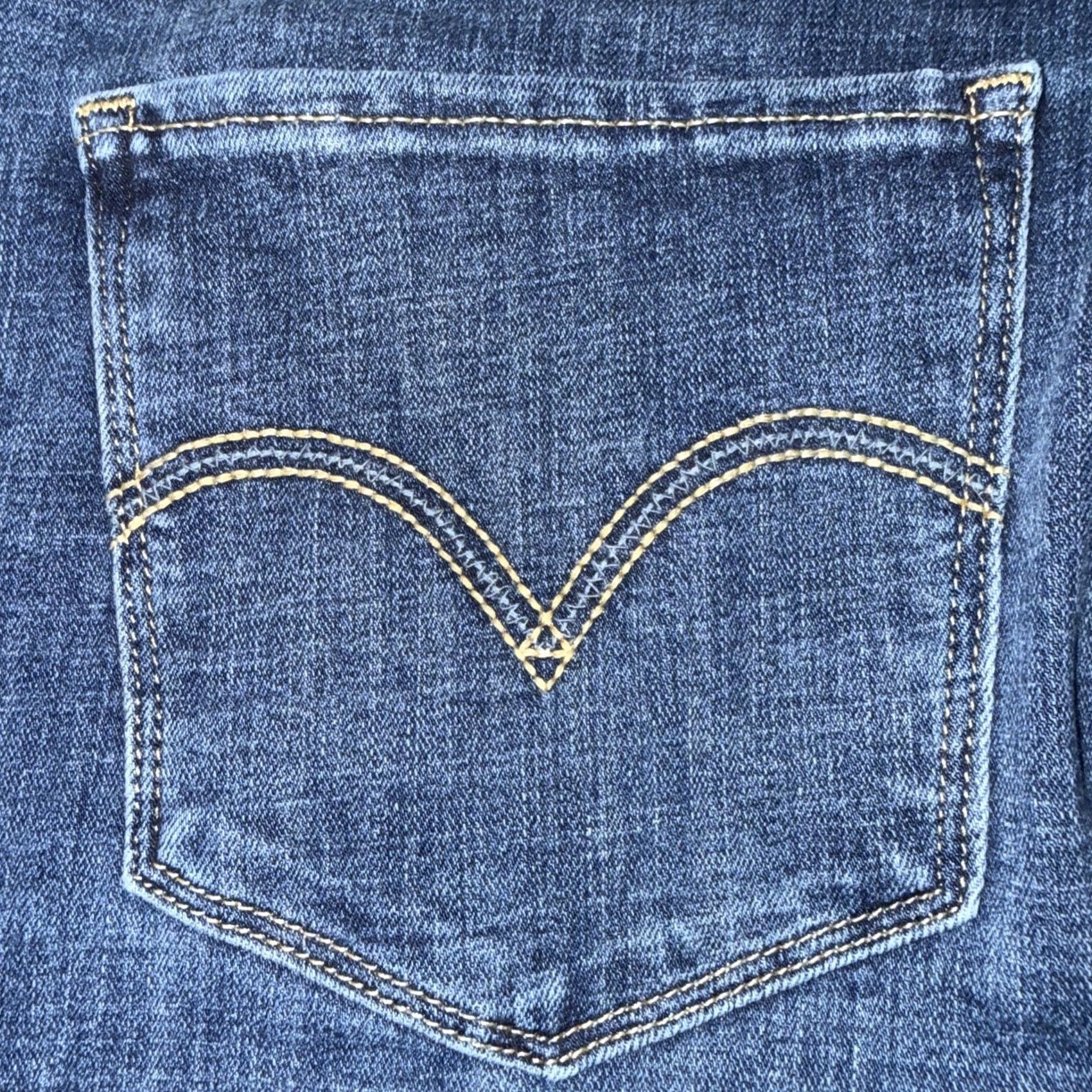 Denime VINTAGE Levi’s Levi Strauss Classic Straight Womens Jeans 18W Medium Wash Denim Jeans 5-Pocket High Rise Button Zip Plus Size Womens Size 40" / US 18 - 5 Thumbnail