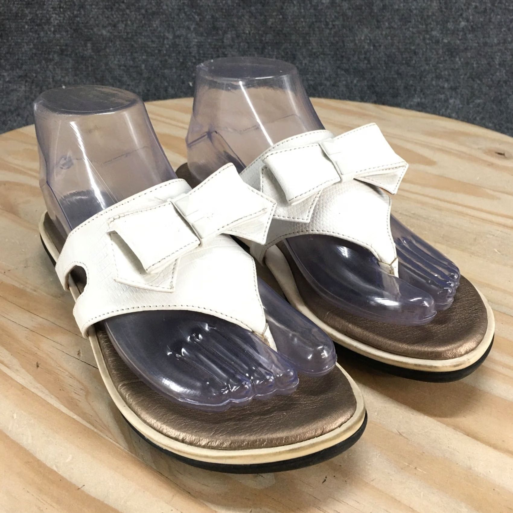 Vintage LifeStride Sandals Womens 7.5 M Ilsa Thong White Faux Leather Toe-Post Comfort Shoes Size US 8 / IT 38 - 3 Thumbnail