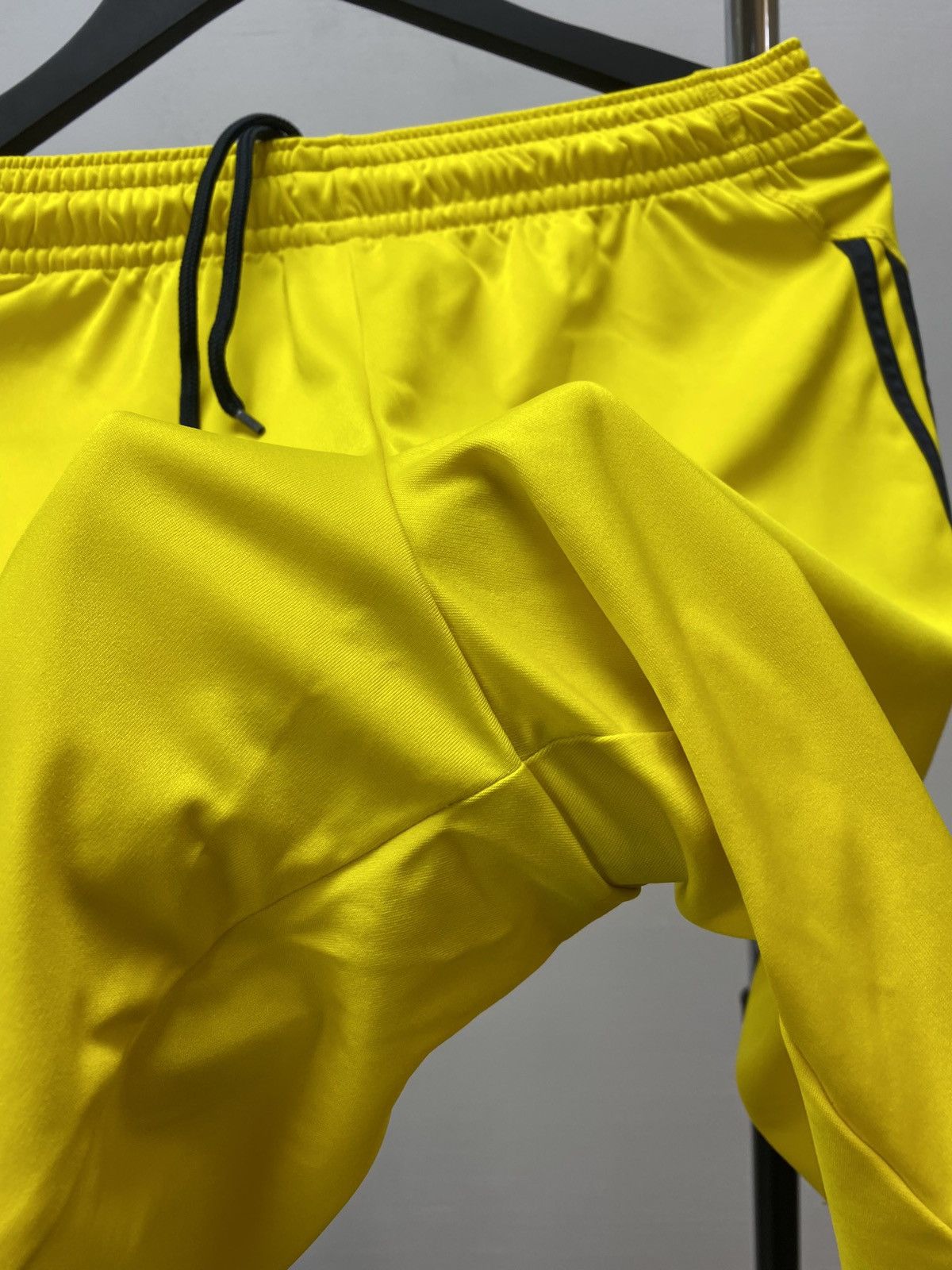 New Balance Adidas 2009 2010 Liverpool Goalkeeper Soccer Shorts Size US 32 / EU 48 - 8 Thumbnail
