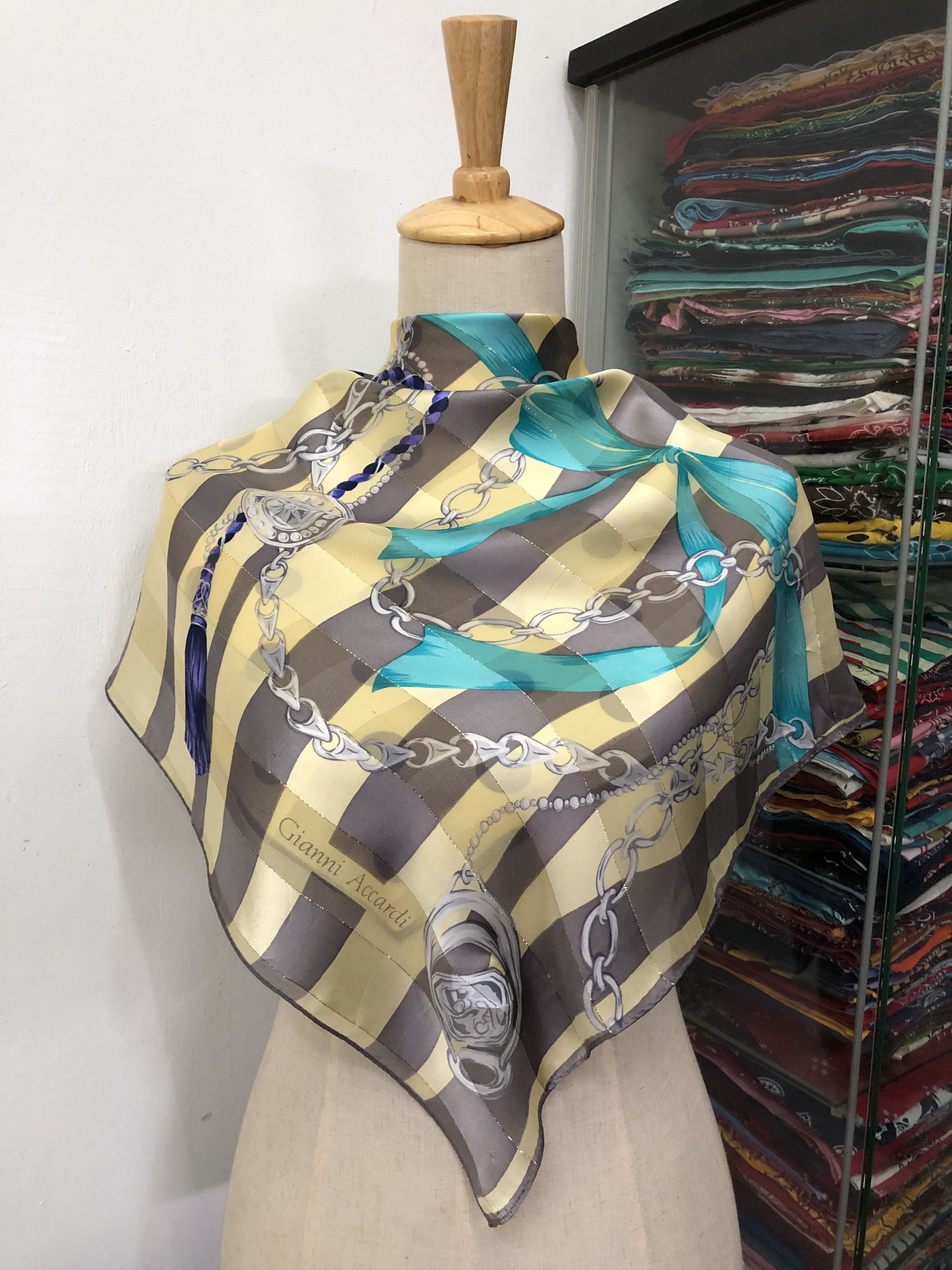 Vintage Vintage Gianni Accardi Silk Scarf Size ONE SIZE - 1 Thumbnail