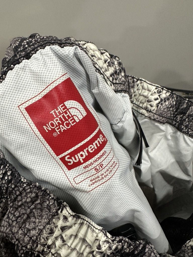 Supreme × The North Face snake sweat pants Size US 28 / EU 44 - 7 Thumbnail
