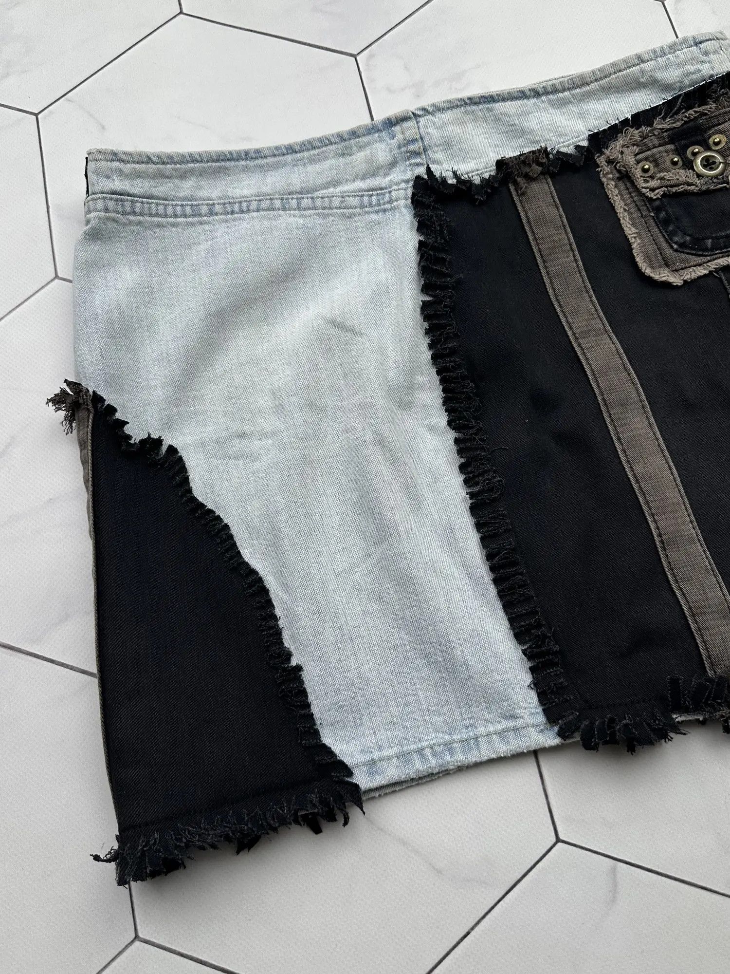 Versace Jeans Couture Versace Jeans Couture Vintage Mini Skirt (B366) Size 26" / US 2 / IT 38 - 10 Thumbnail