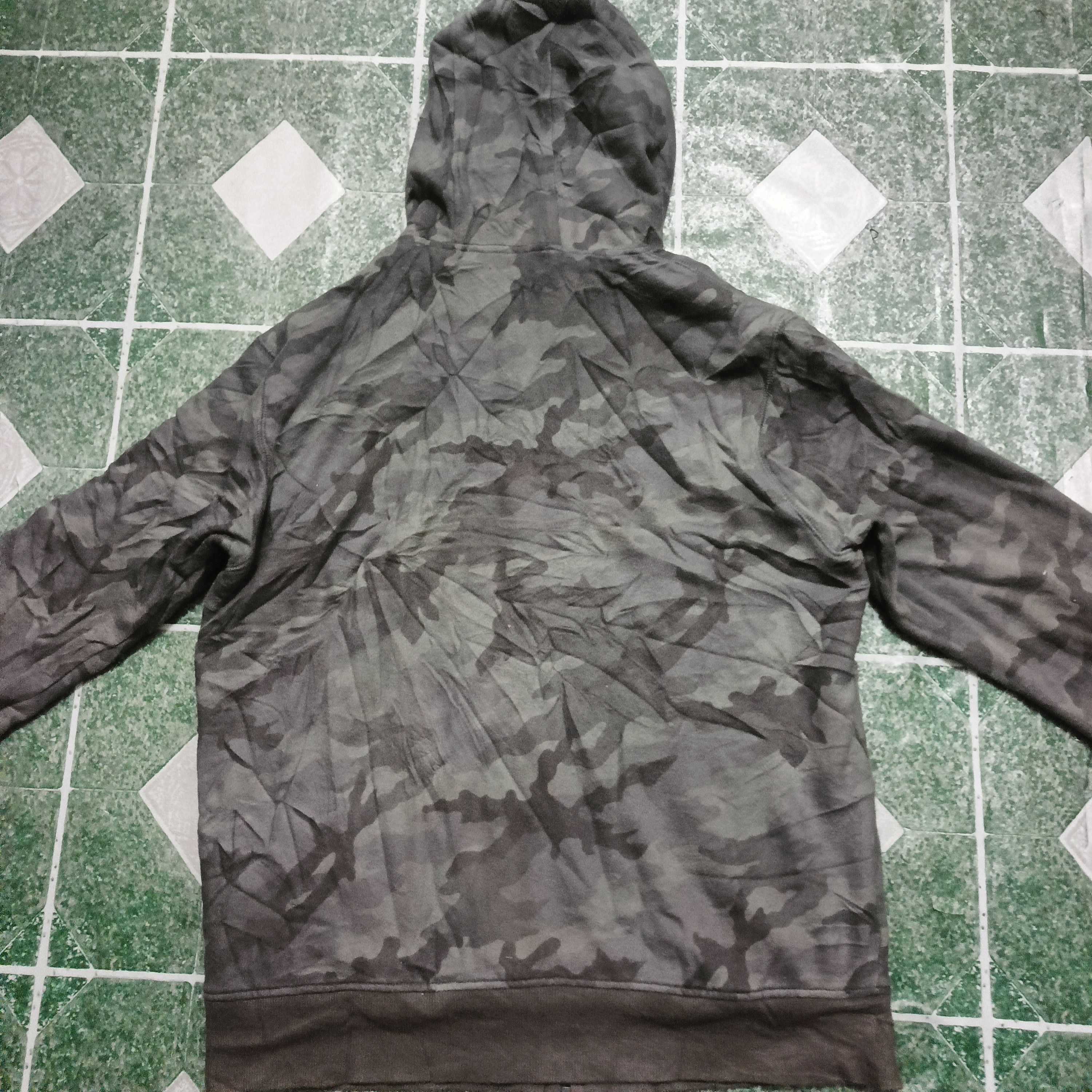 Uniqlo Uniqlo camo hooded Zipper Size US L / EU 52-54 / 3 - 9 Thumbnail