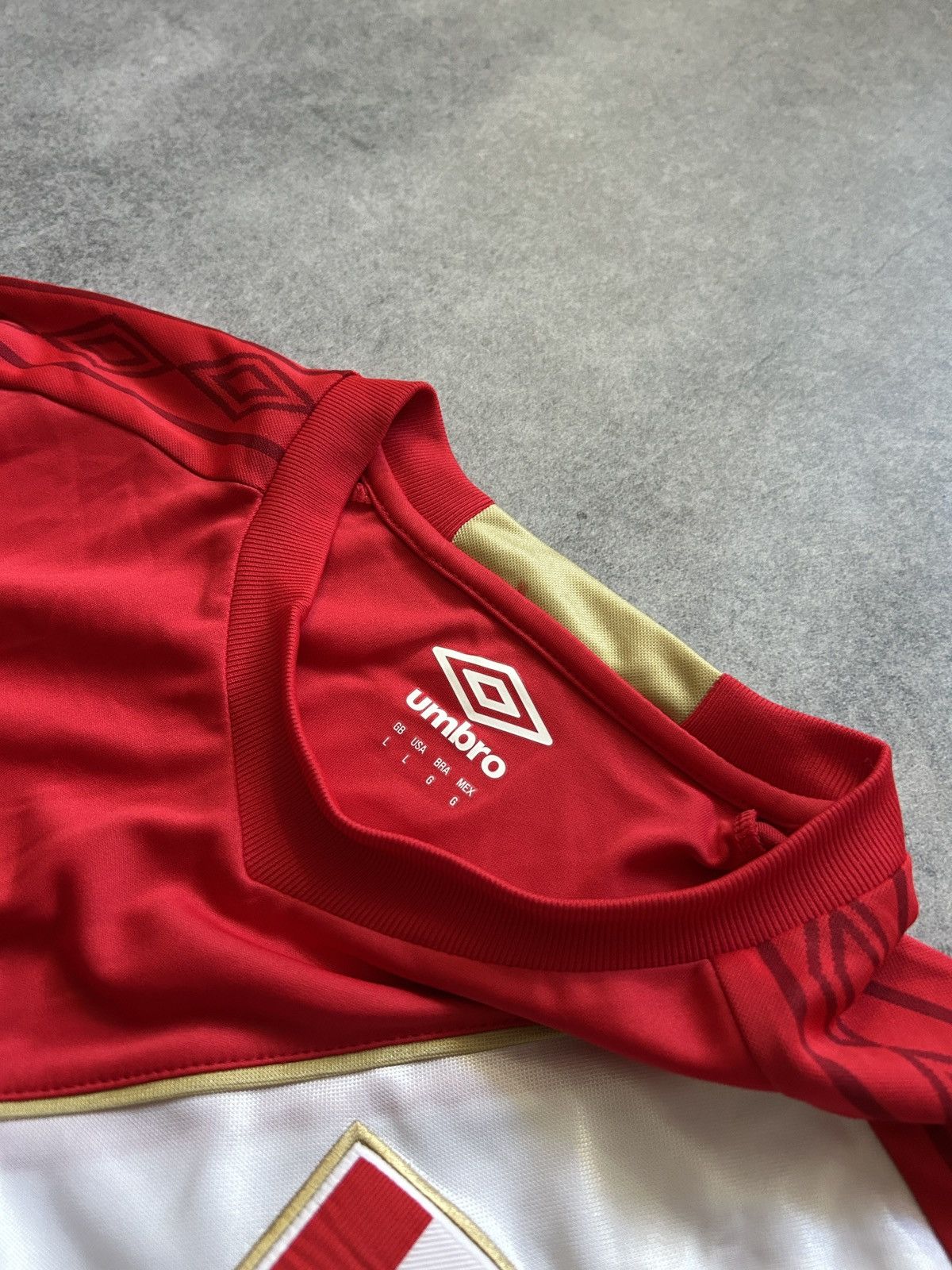 Umbro Umbro Peru 🇵🇪 World Cap jersey mens size L Size US L / EU 52-54 / 3 - 4 Thumbnail