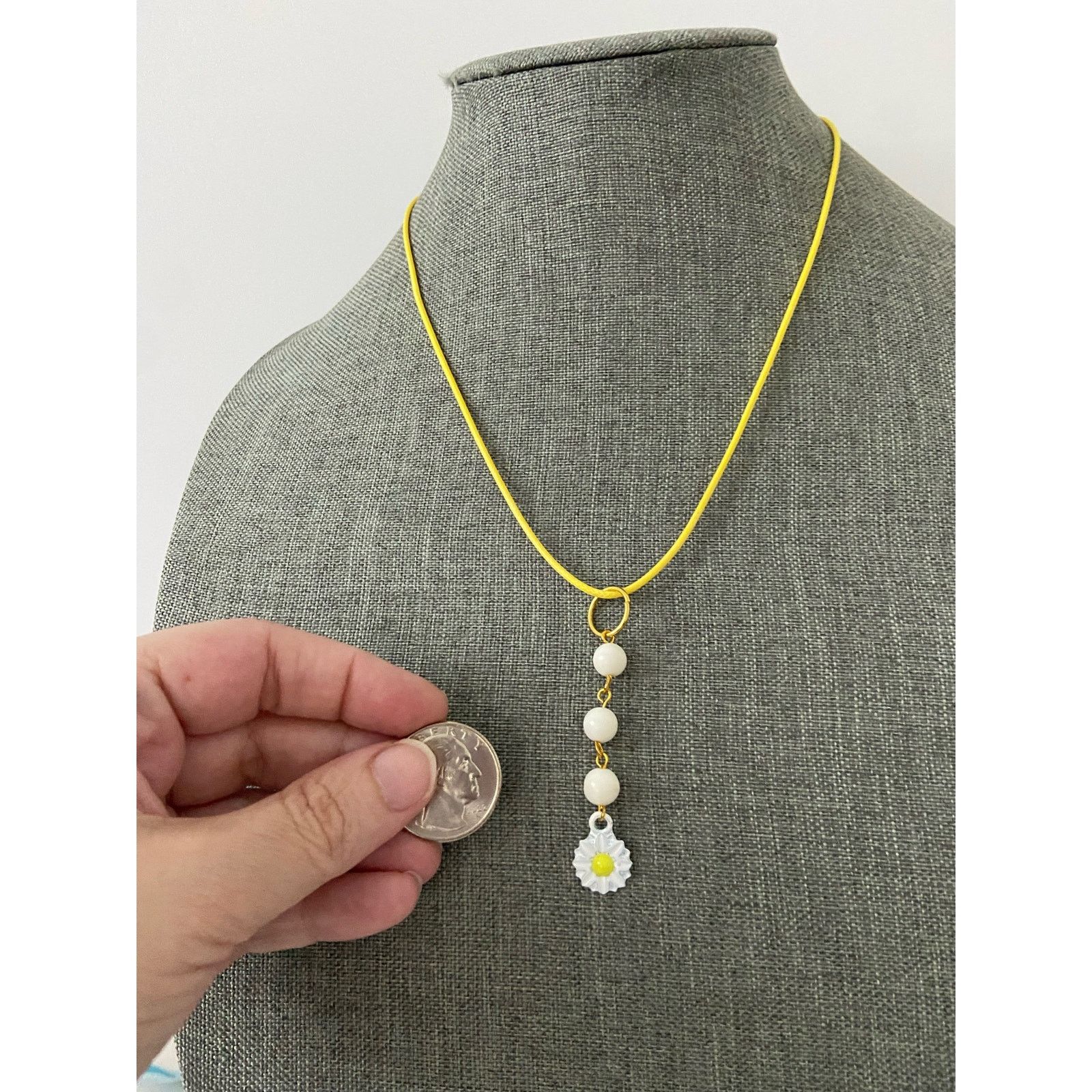 Handmade white daisy pendant necklace Size ONE SIZE - 2 Thumbnail