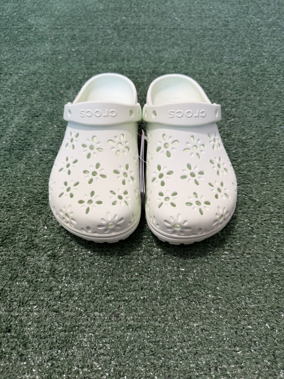 Crocs Crocs Classic Floral Cut Out Clog Jade Tint Men 5/ Women 7 Size US 7 / IT 37 - 2 Thumbnail
