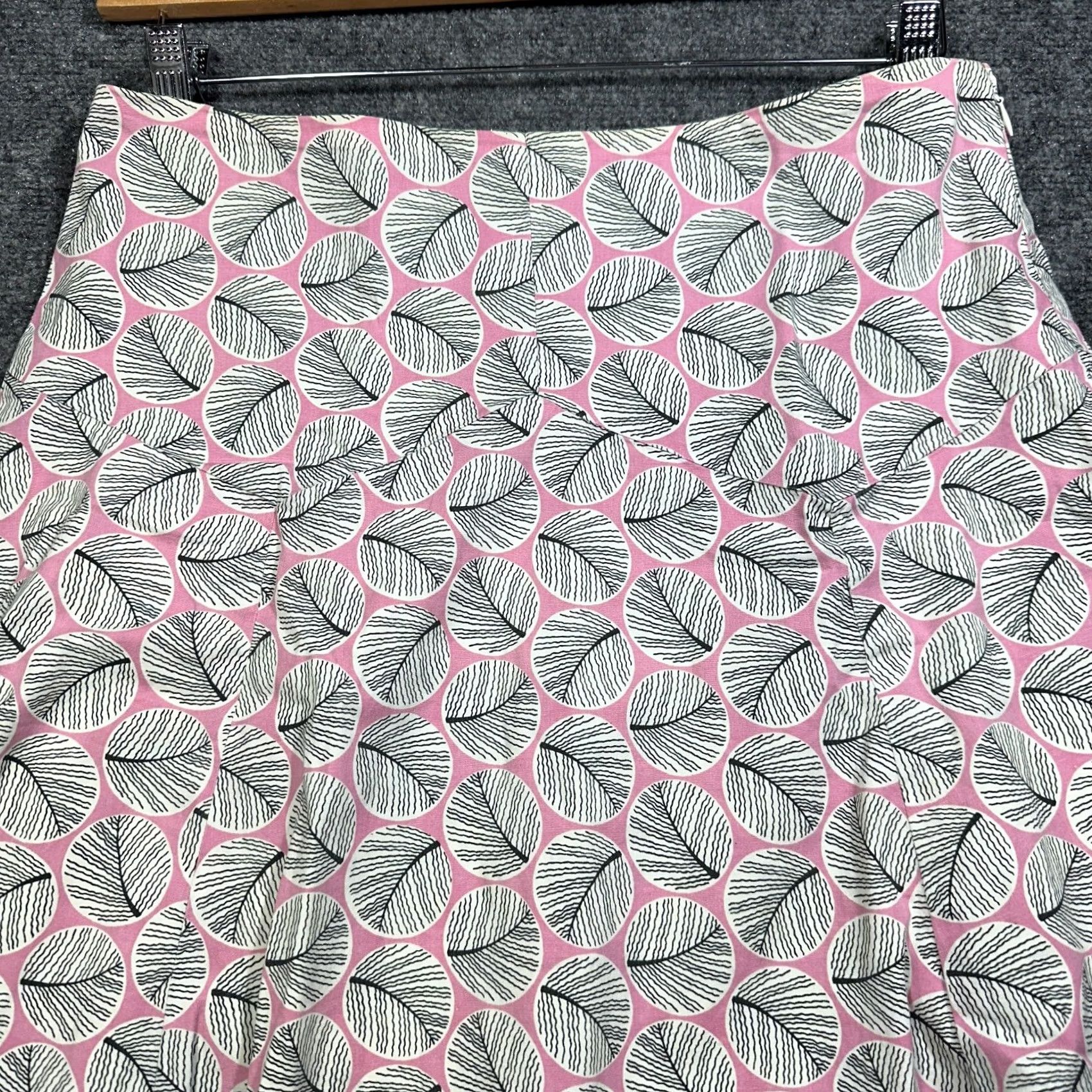 Anthropologie Anthropologie Skirt Womens 8 Pink Cotton Stretch Zipper Lined Knee Length Geometric Pattern A-Line Dressy Casual Workwear Size 30" / US 8 / IT 44 - 2 Thumbnail