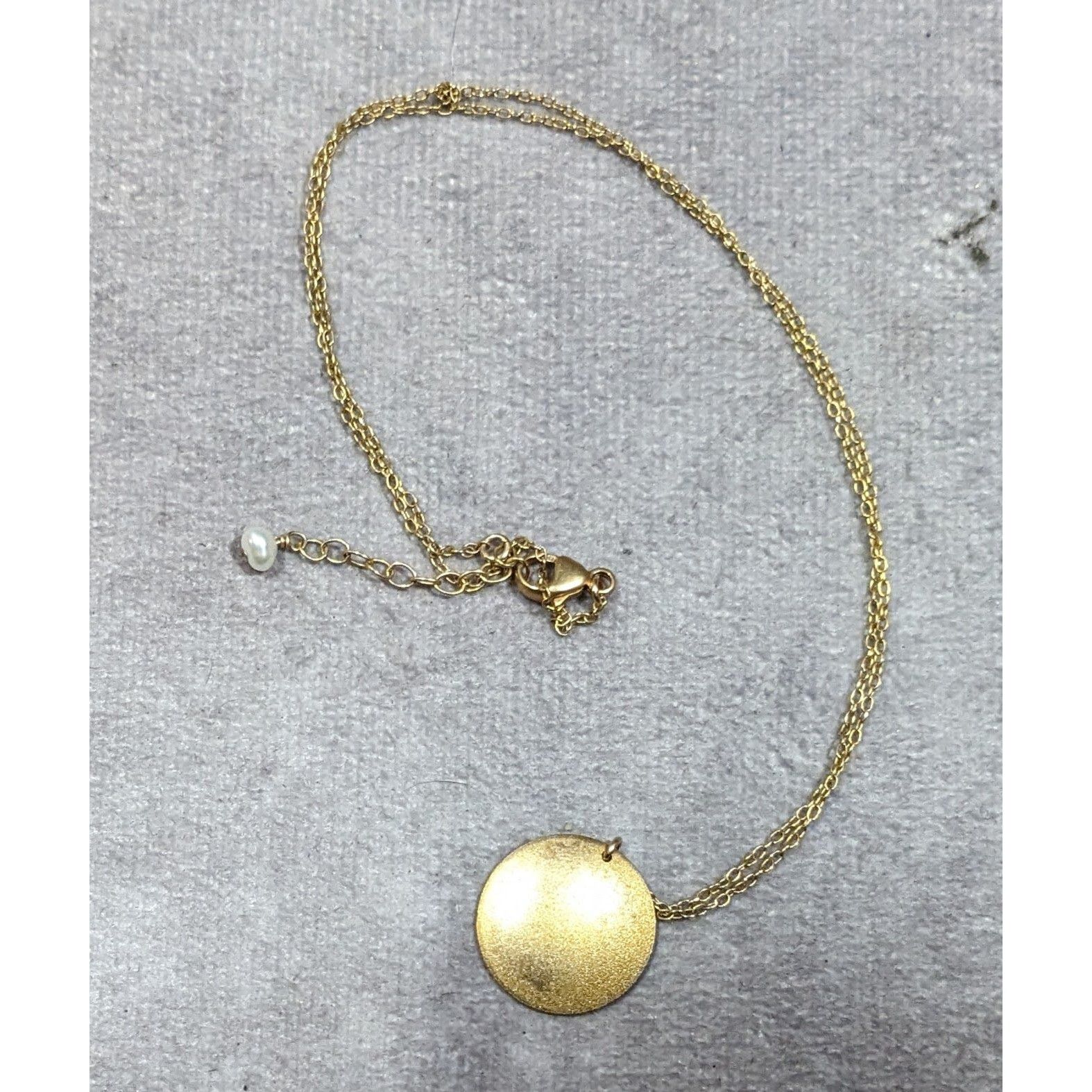 Other Modern Elegant Gold Tone Frosted Circle Pendant Necklace Size ONE SIZE - 6 Thumbnail