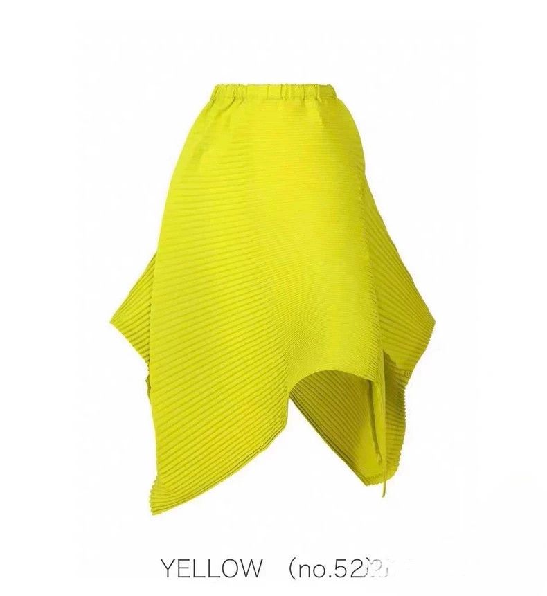 Other Issey Miyake size:2 A stunning half skirt in green with gr Size 31" - 1 Thumbnail