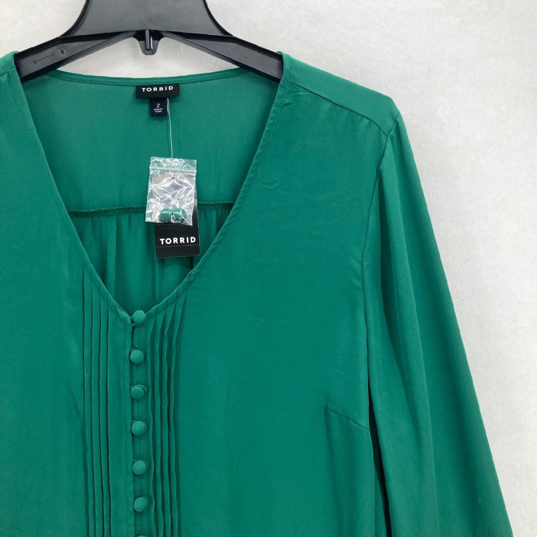 Torrid Torrid Blouse Shirt 2X Green Long Sleeve Button Front Boho Pintuck NWT Feminine V-Neck Relaxed Blouse Women Size XXL / US 16-18 / IT 52-54 - 2 Thumbnail