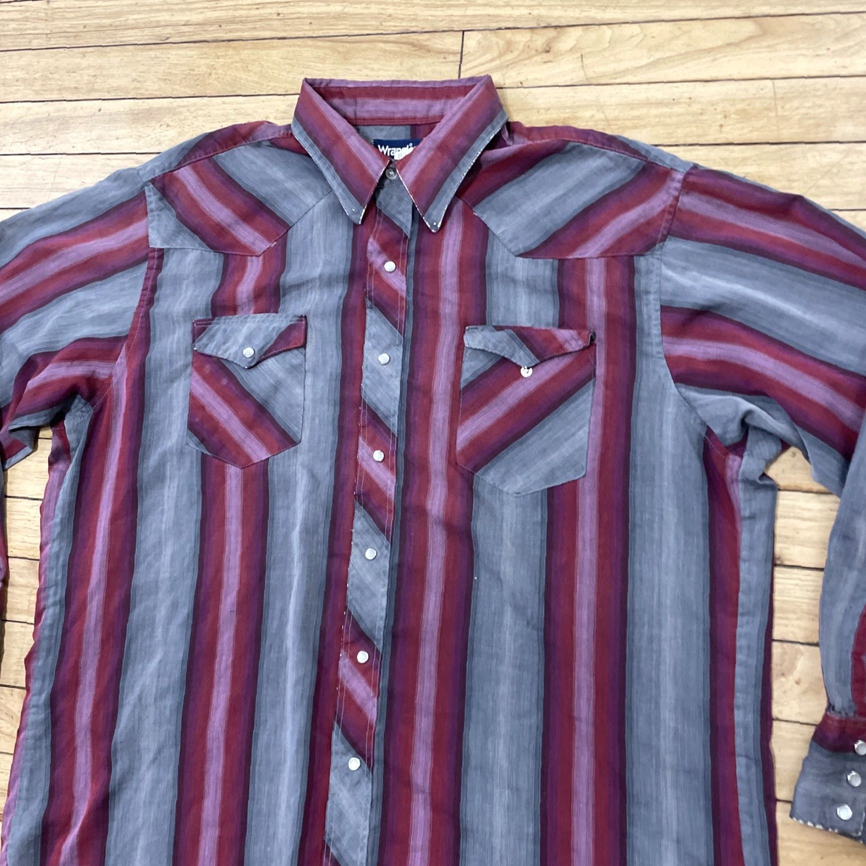 Wrangler VINTAGE Wrangler Western Pearl Snap Shirt Men XL Red Geometric Long Sleeve Distress Cowboy Grunge Workwear 60s 70s 80s Size US XL / EU 56 / 4 - 2 Thumbnail
