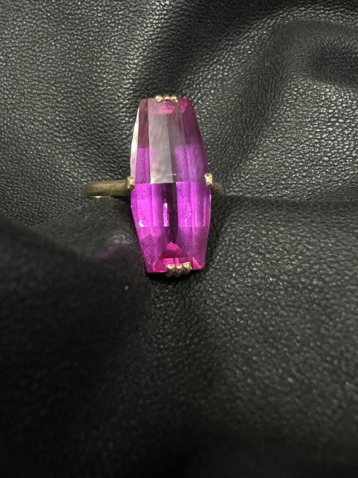 Jewelry × Vintage RECTANGLE CUT SYNTHETIC RUBY IN 18k YELLOW GOLD RING Size ONE SIZE - 1 Thumbnail