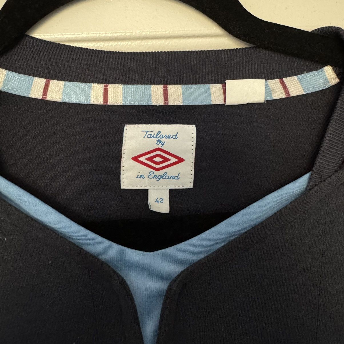Umbro Manchester City 2010-2011 Umbro Away kit Sz: L Men’s Size US L / EU 52-54 / 3 - 2 Thumbnail