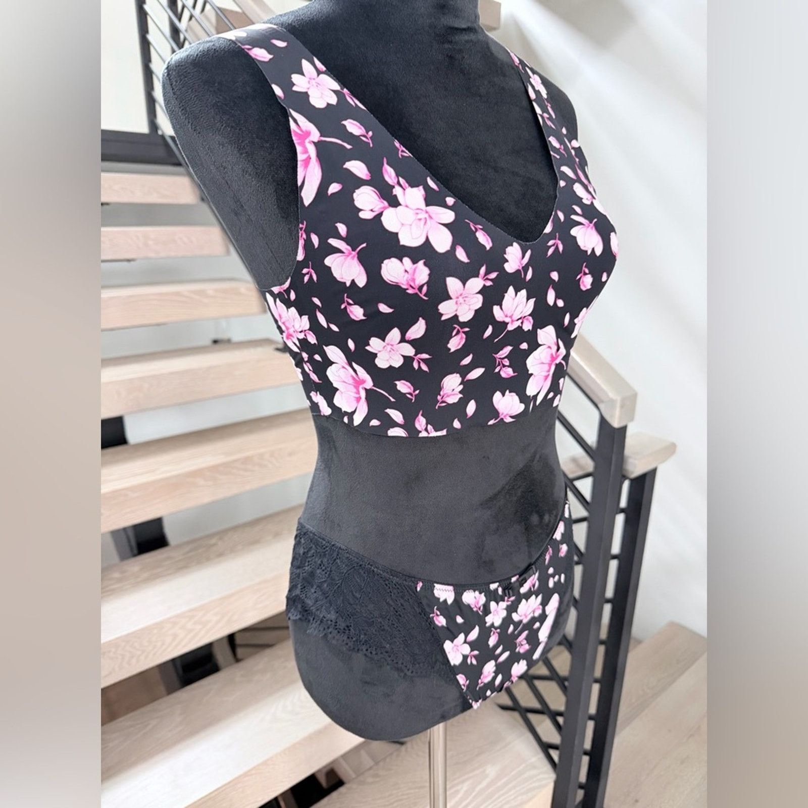 la Vie en Rose Black Floral V-Neck Bra with Pink Flowers and Panties set S Size ONE SIZE - 6 Thumbnail