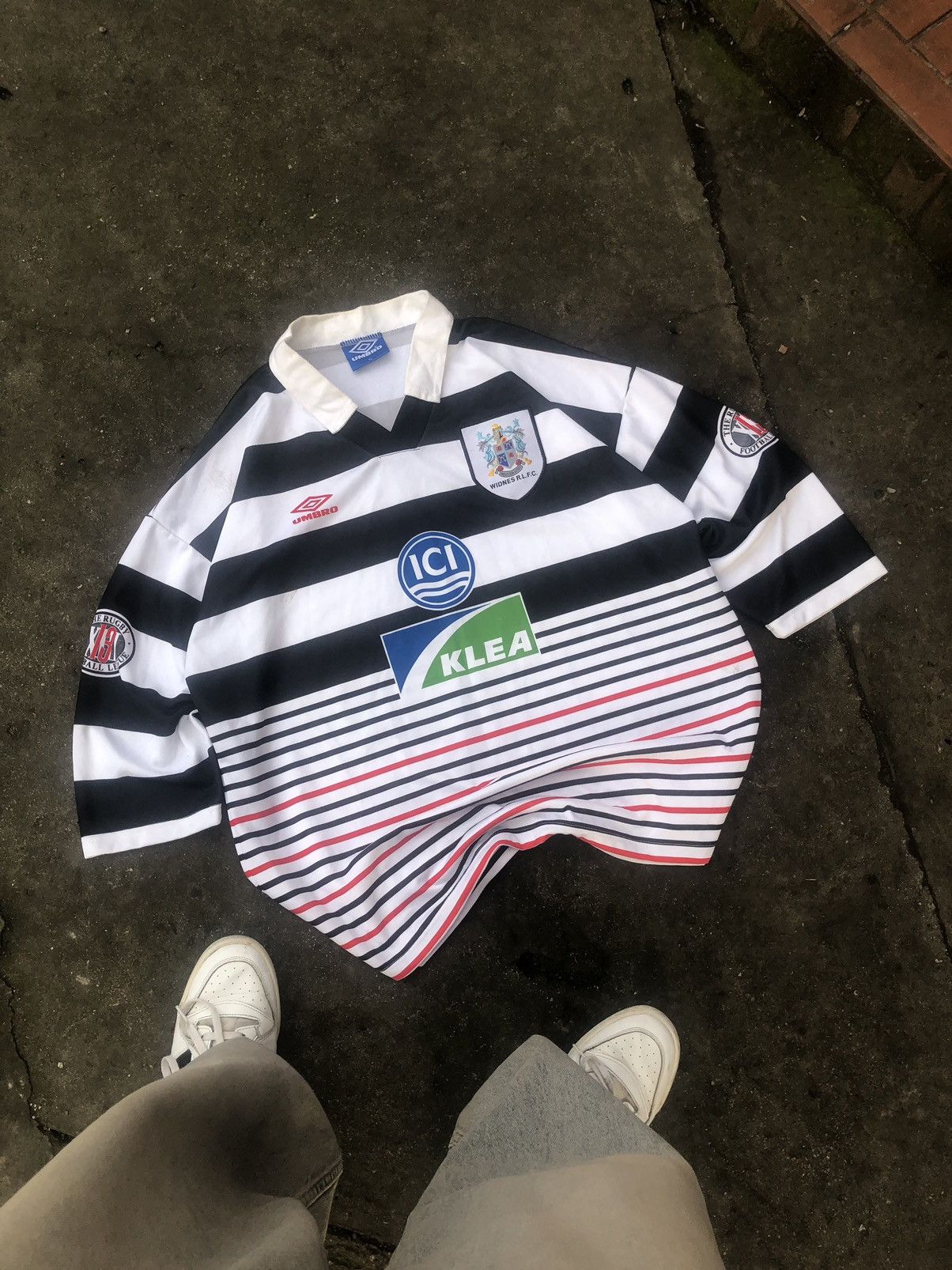 image of Soccer Jersey x Umbro Vintage Rubgy 1993 Widnes Rlfc Team Training Shirt in Black White (Size XL)