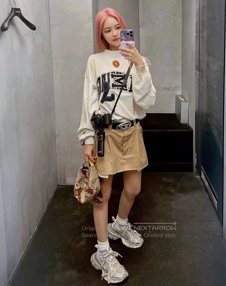 Balenciaga Balenciaga Long Sleeve T-Shirt Size US S / EU 44-46 / 1 - 7 Thumbnail