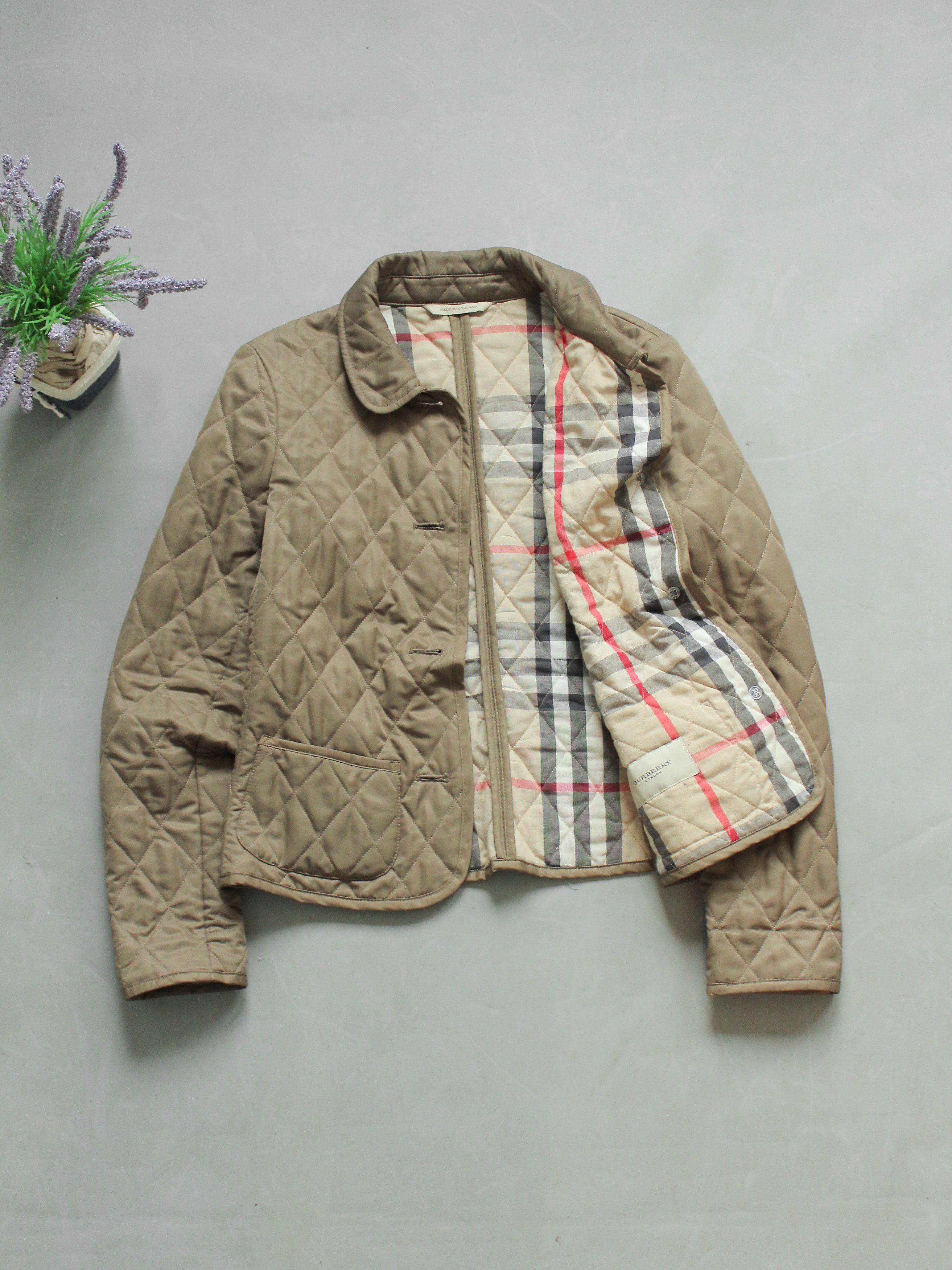 Burberry Beautiful 😍 Burberry Quilted Jacket Womens Beige Nova Check Size S / US 4 / IT 40 - 1 Thumbnail
